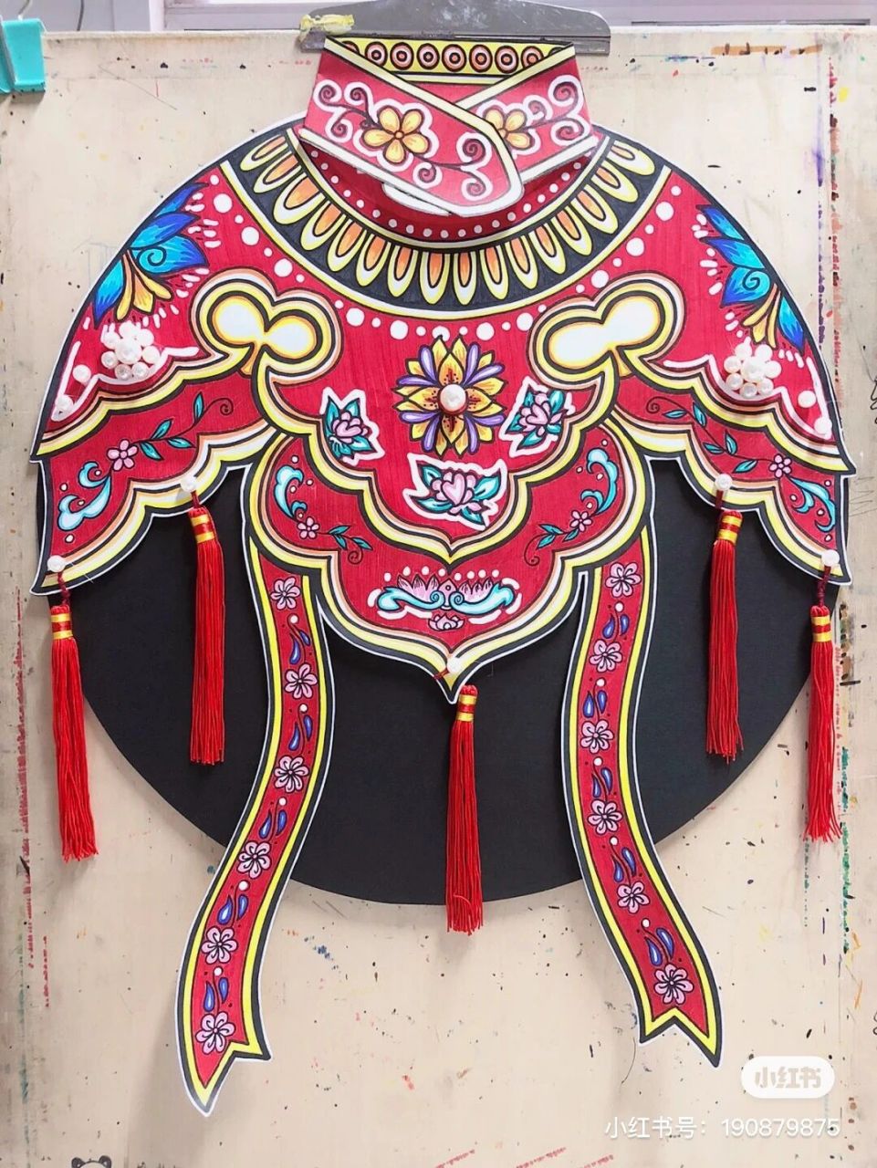 96绘画主题:云肩 96绘画工具:4k大小画纸,硬卡纸,勾线笔,马克笔