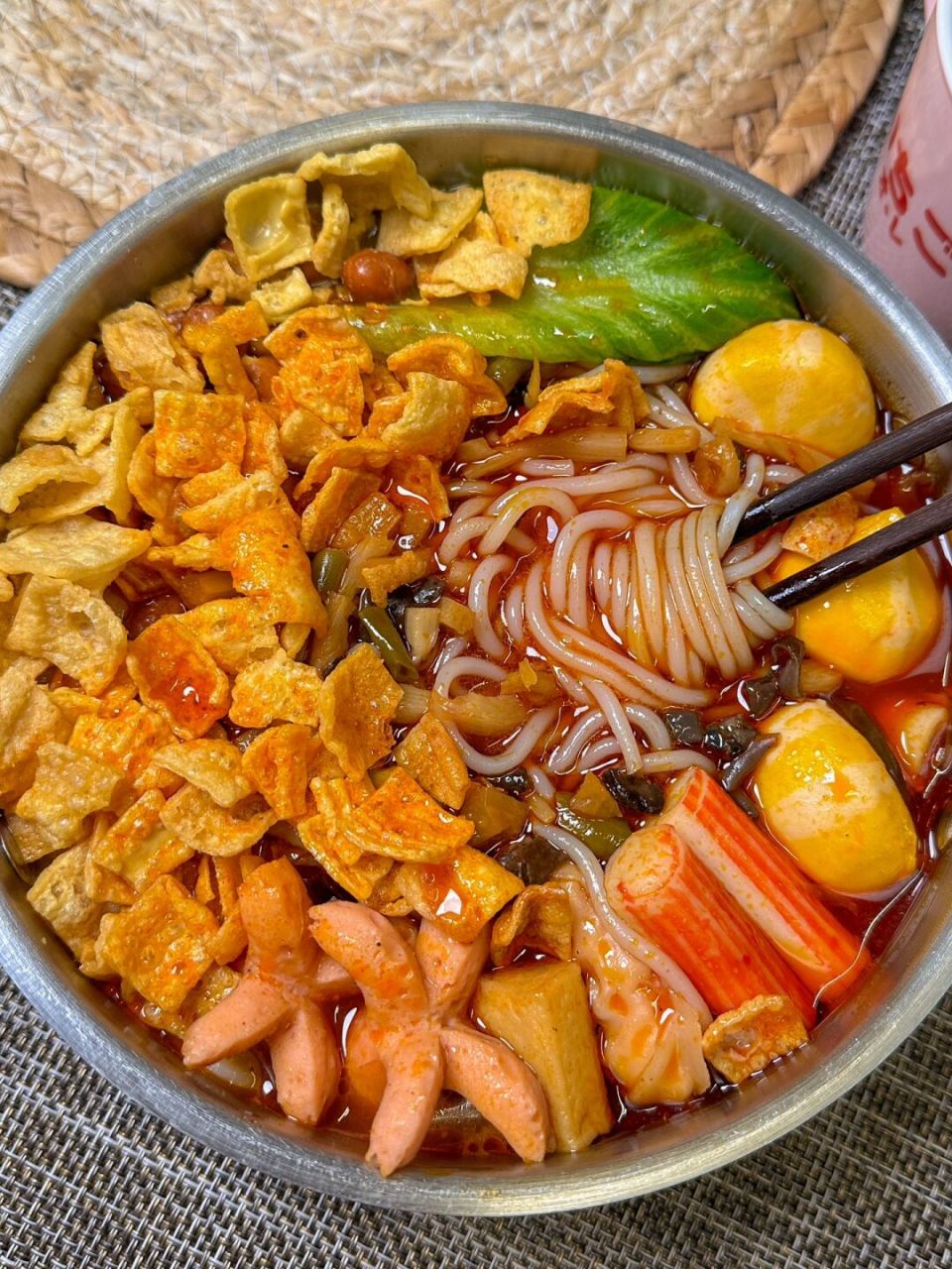 我是不是最后一个发现的,螺蛳粉的汤底煮上丸子和配菜 加上煎蛋实在是