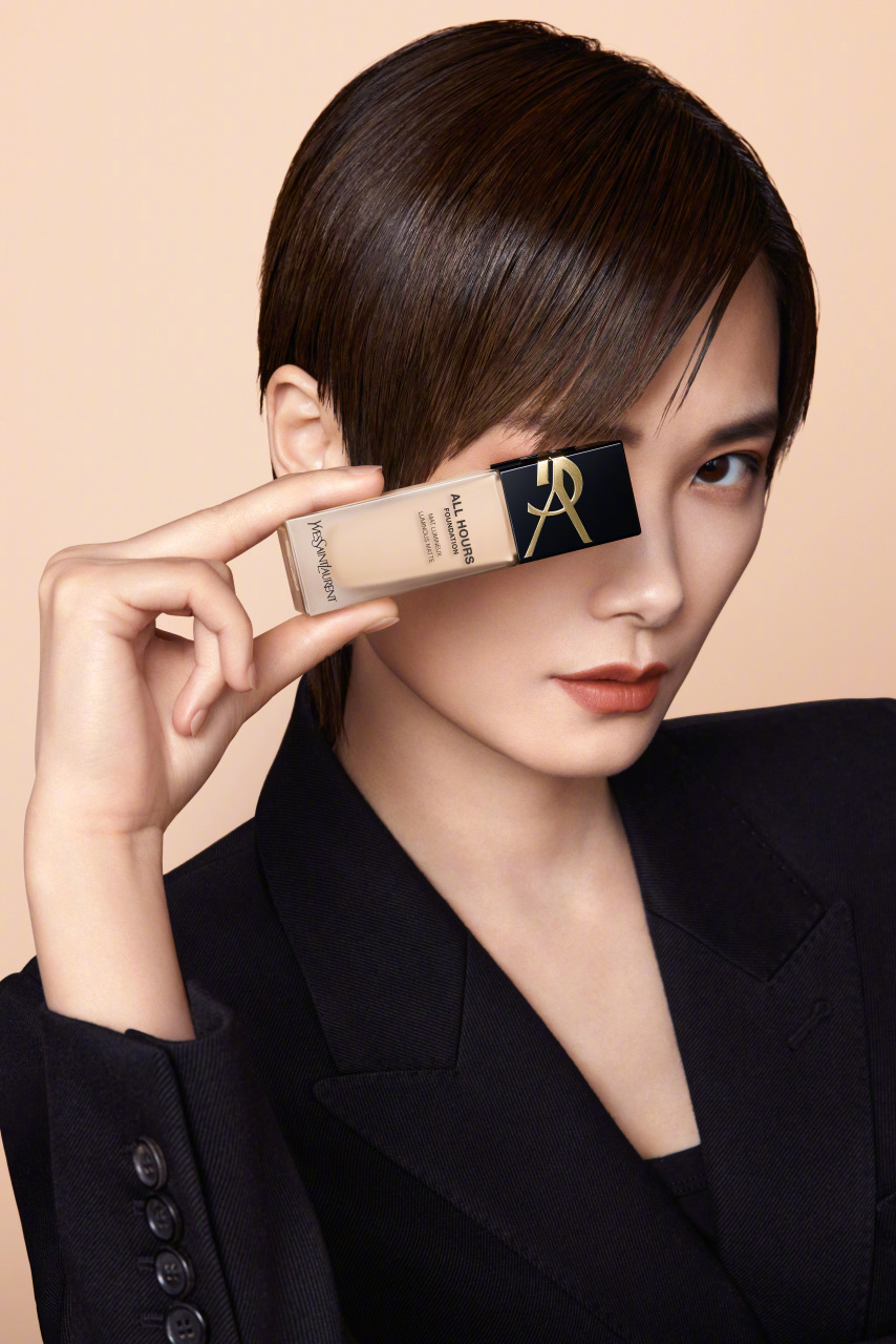 与ysl彩妆护肤全球代言人李宇春 一起体验全新#ysl恒久粉底液#,引领