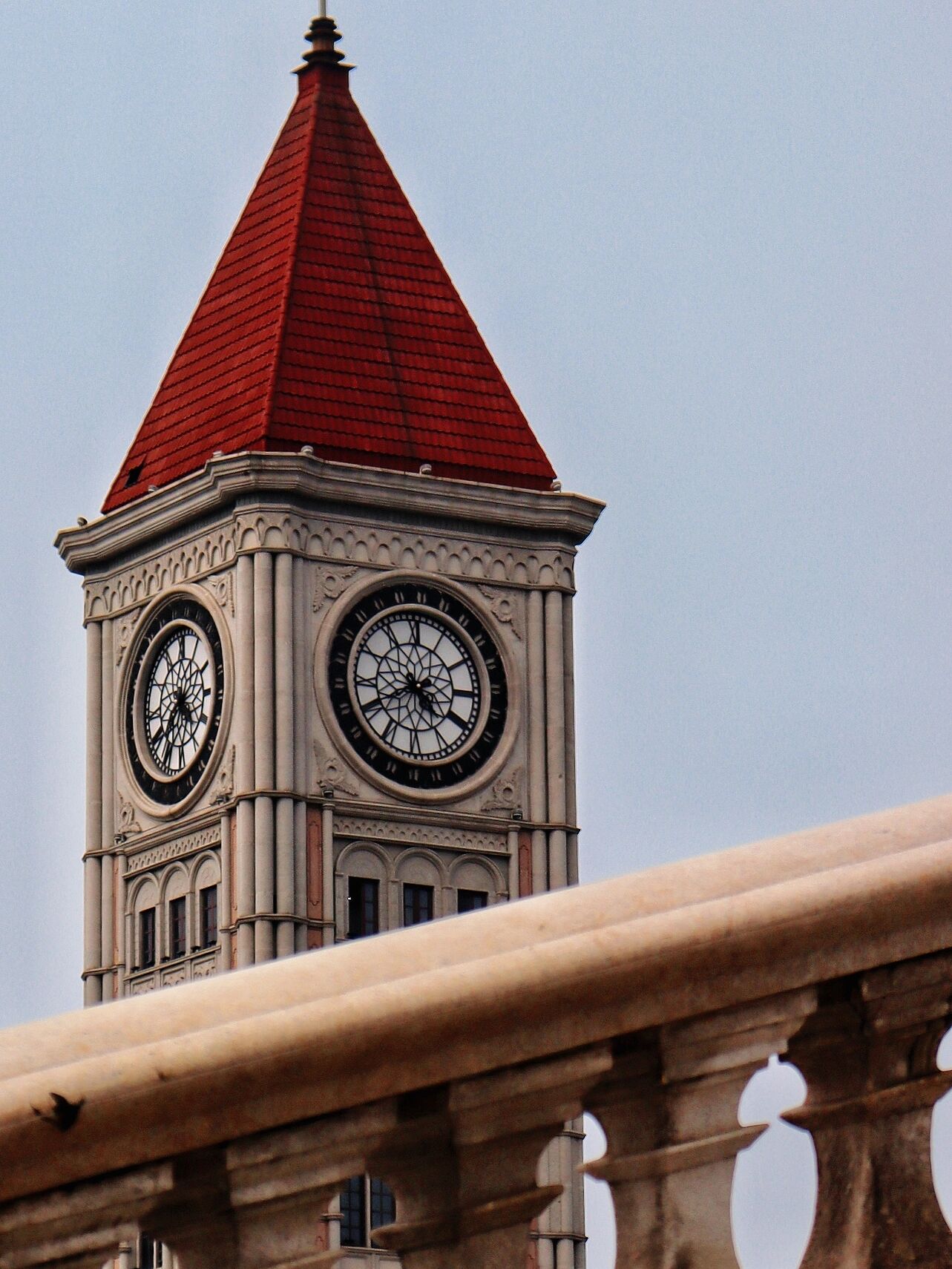 旁边是许愿池 身后是身后的钟楼 天津海河边的钟楼公园在那里天津钟楼