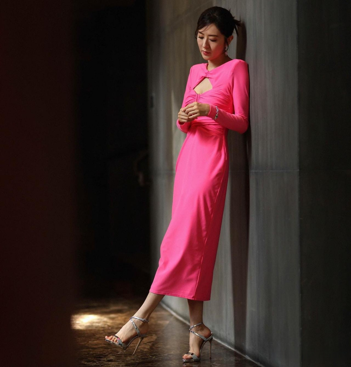 唐诗咏激罕性感有惊喜 开窿裙骚身材上围升级震撼视觉 现年42岁的无綫