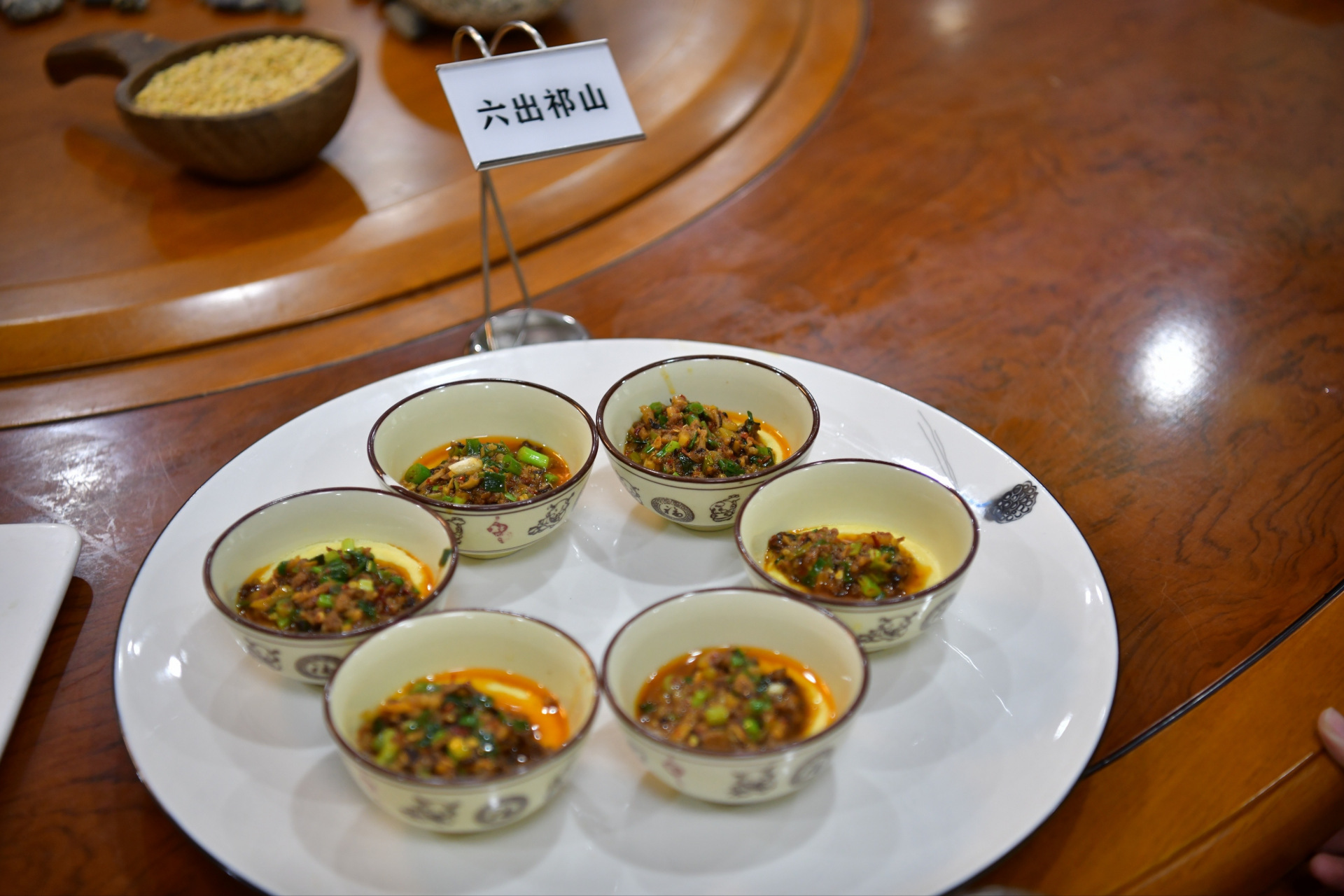 不得不说,广元的豆腐宴真好吃,一桌子都是跟豆腐有关的菜,今天吃的每