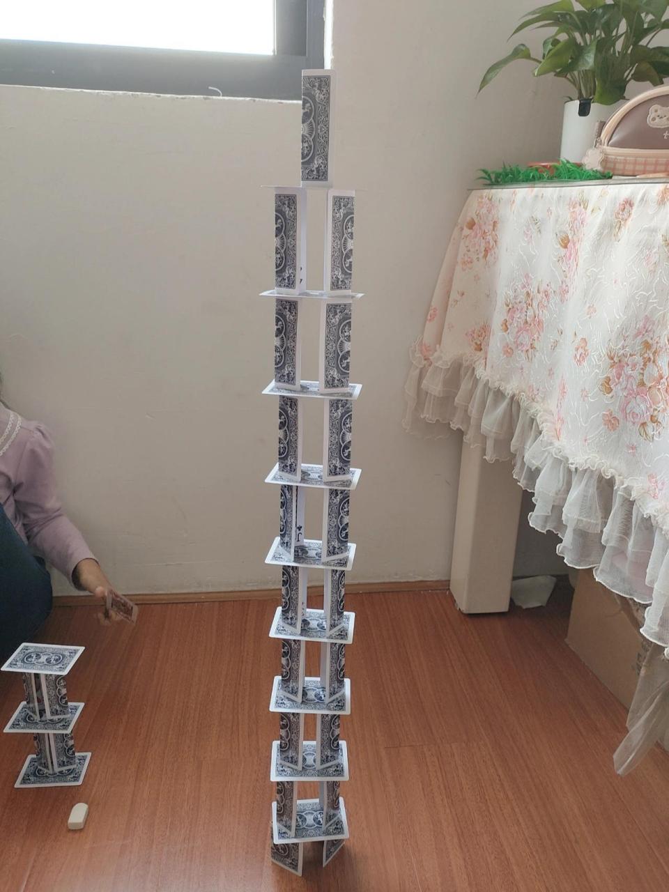 叠纸牌,只能叠这么高 叠纸牌,只能叠这么高