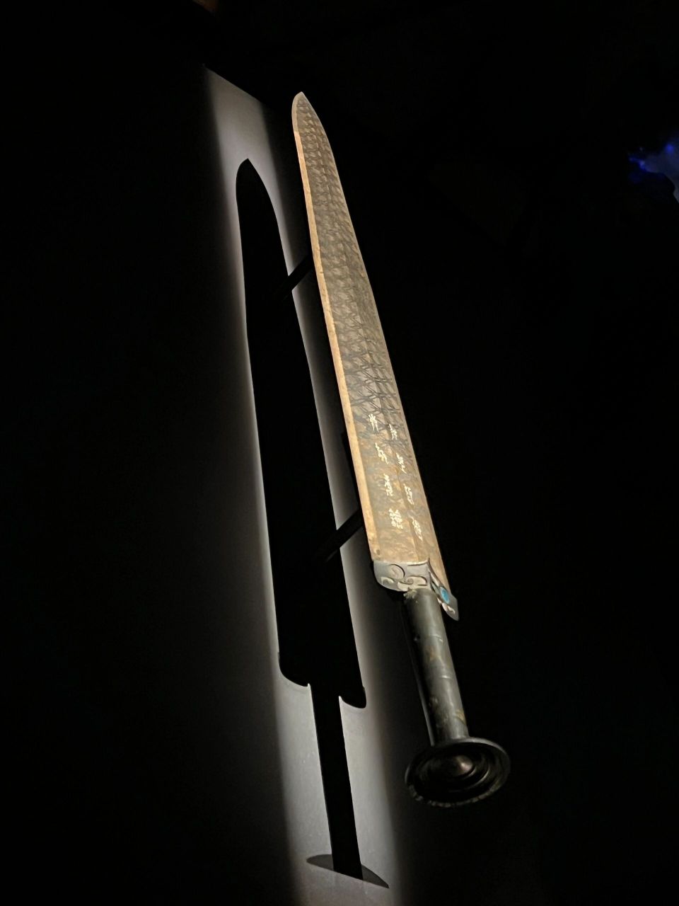 湖北省博物馆之越王勾践剑 终于见到这把名扬天下的剑,它就静静地呆在