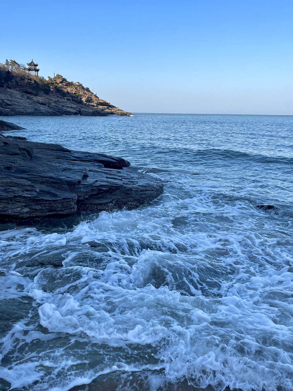 连岛分为两个区:大沙湾和苏马湾从大沙湾往前走就可抵达苏马湾98