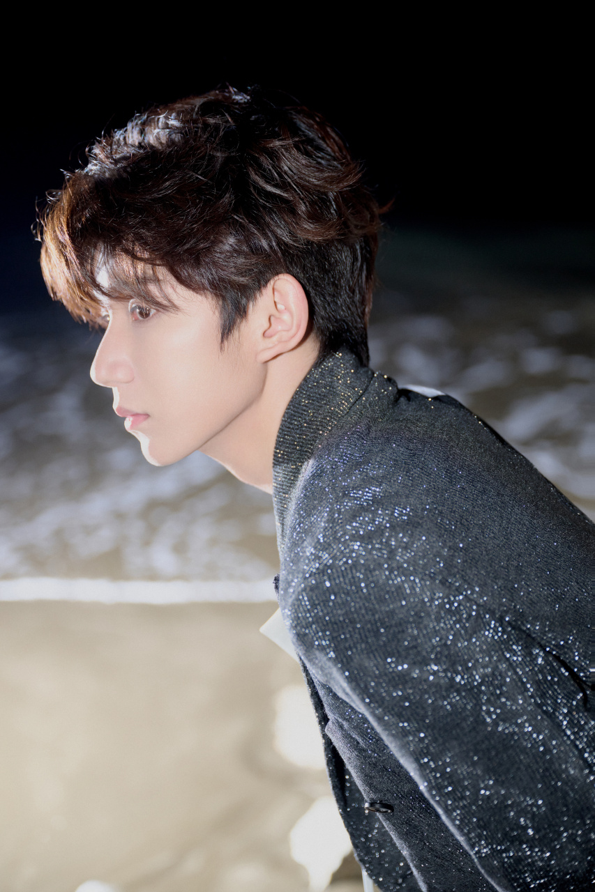 王源超话 在夜晚的海边信步游走,寻找光之来处.