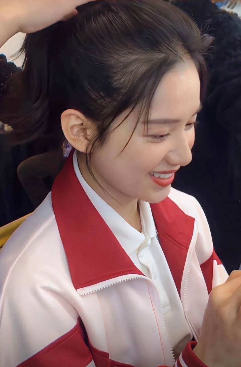 没见过的校服张婧仪,这是校花吧!