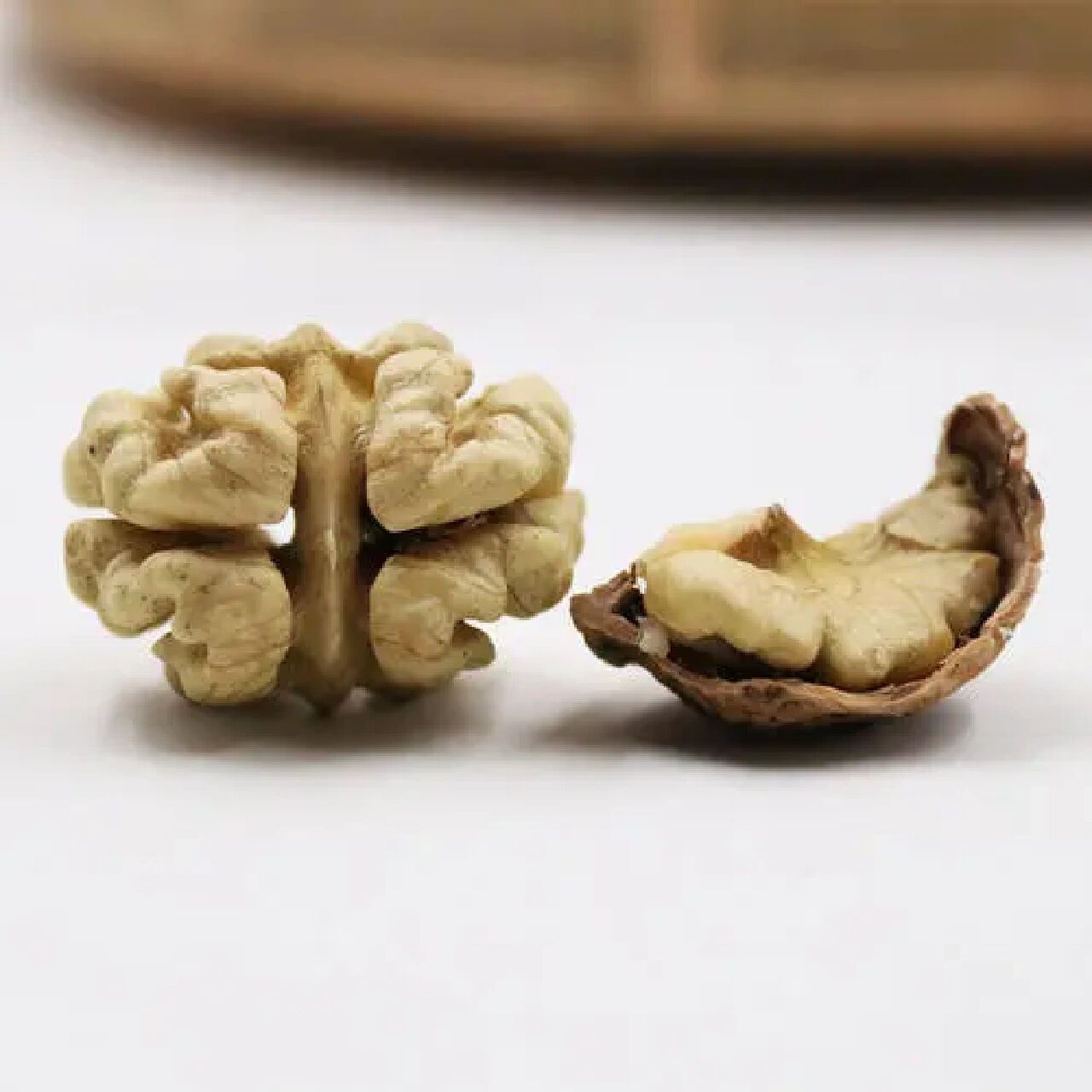 核桃仁去皮方法小技巧 核桃仁去皮方法小技巧 1,盐水浸泡法:可以先用