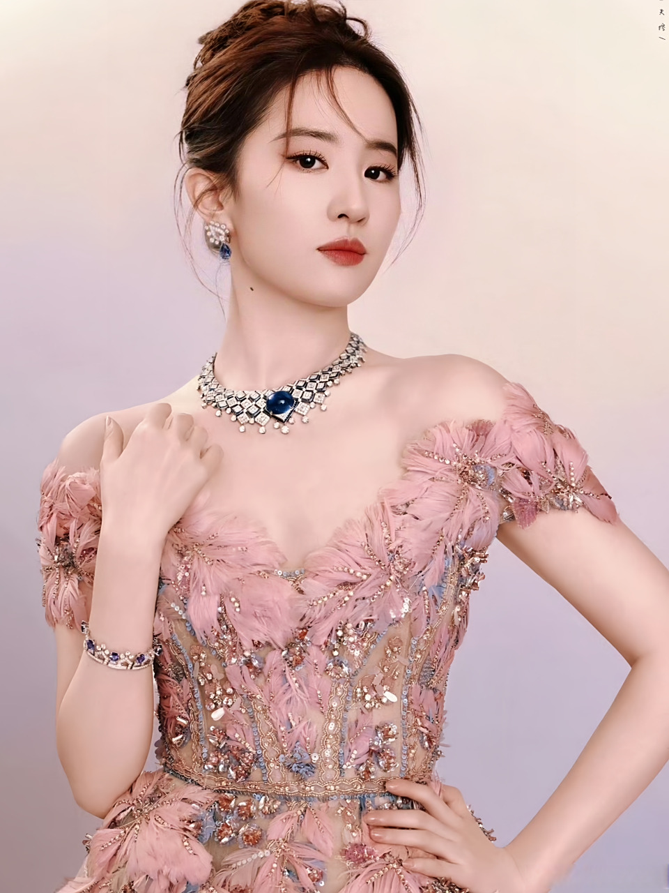 刘亦菲今晚的宝格丽造型,太美了! 又是被刘亦菲惊艳的一天!