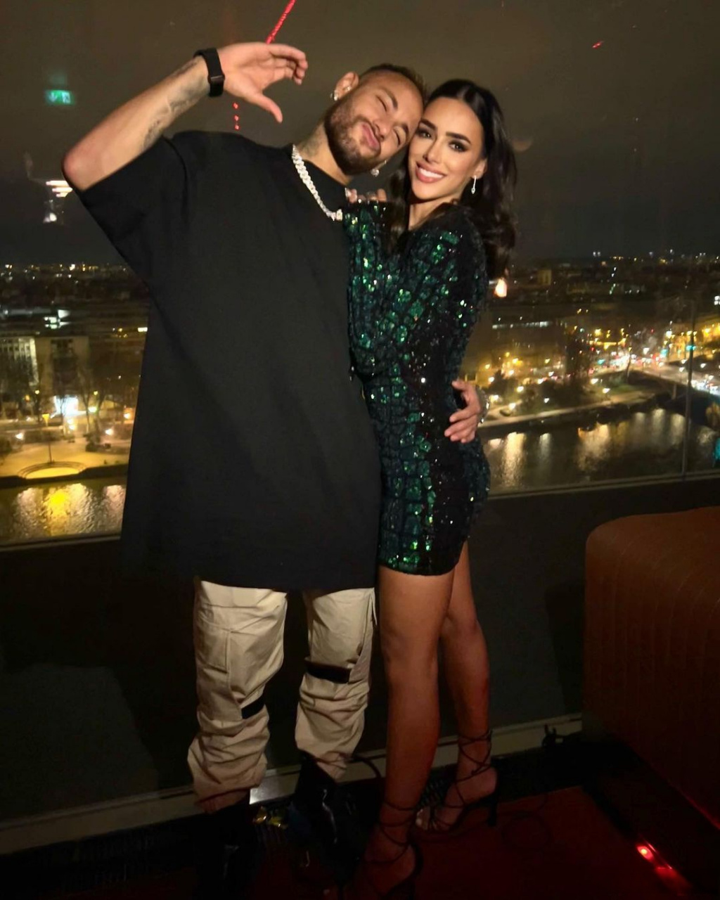 据巴西媒体消息,内马尔与布鲁娜1月已复合,两人恋情得到内马尔母亲