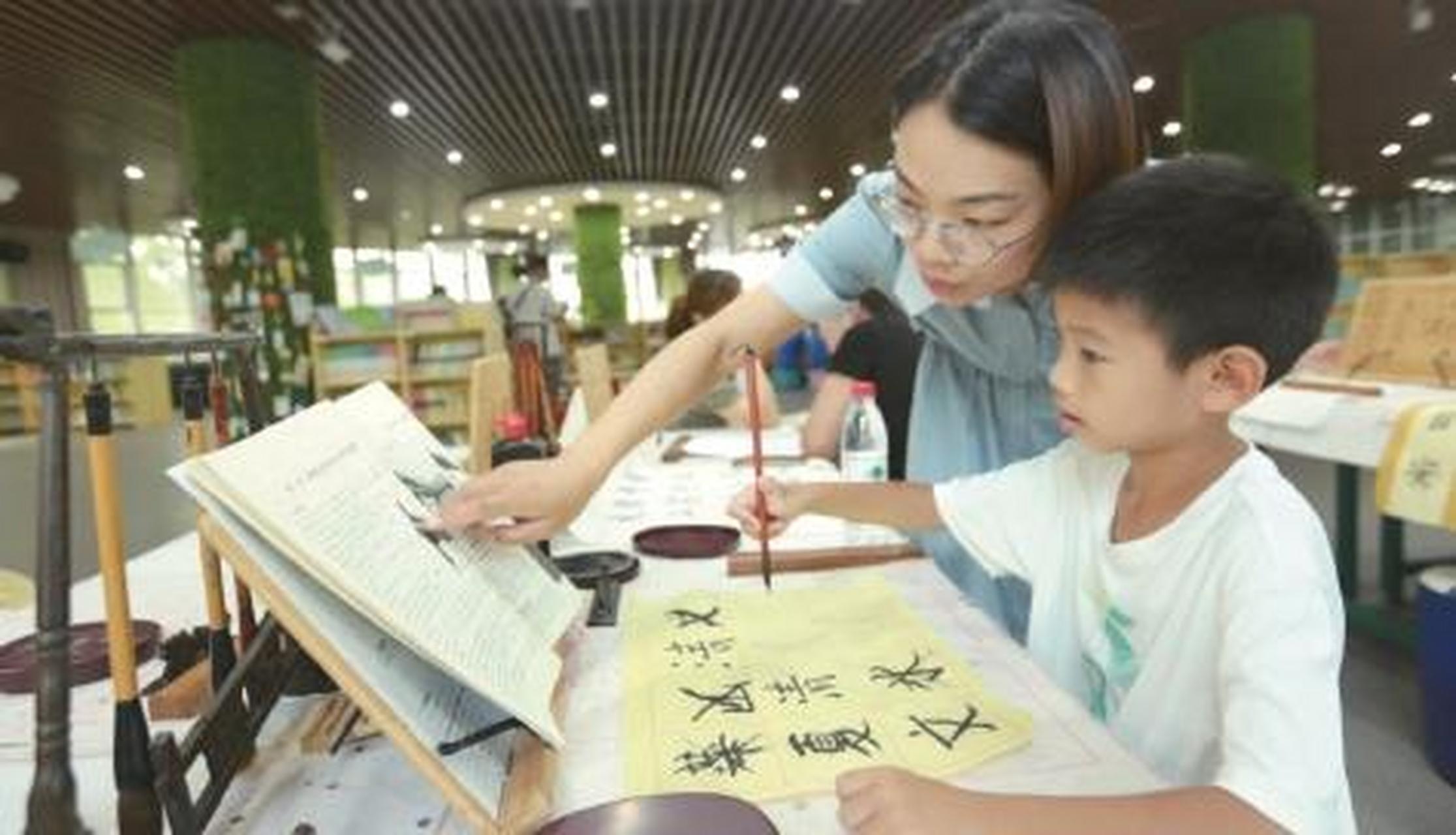 近日,在河南省安阳市高新区银杏南校乡村少年宫内,该校老师正在指导