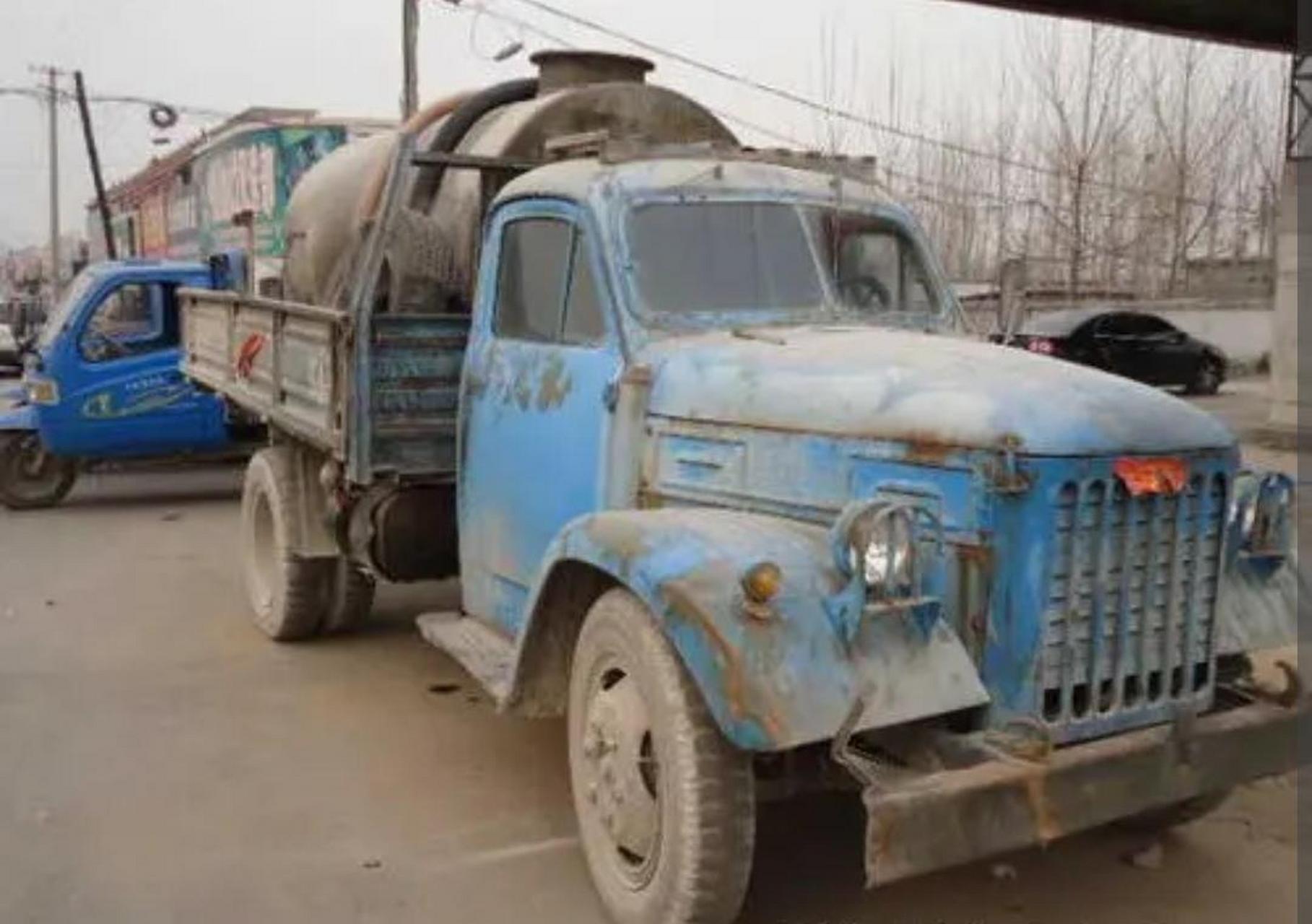 熟悉的跃进nj130型,两吨半载重车,nj230越野车,南汽在80年代初推出