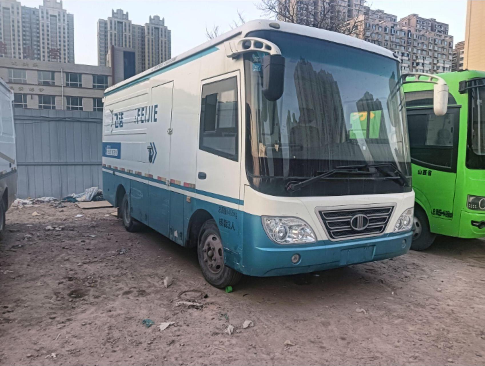 东风超龙中巴货车市区不限行.19年国五牡丹中巴 带冷藏.3人坐.