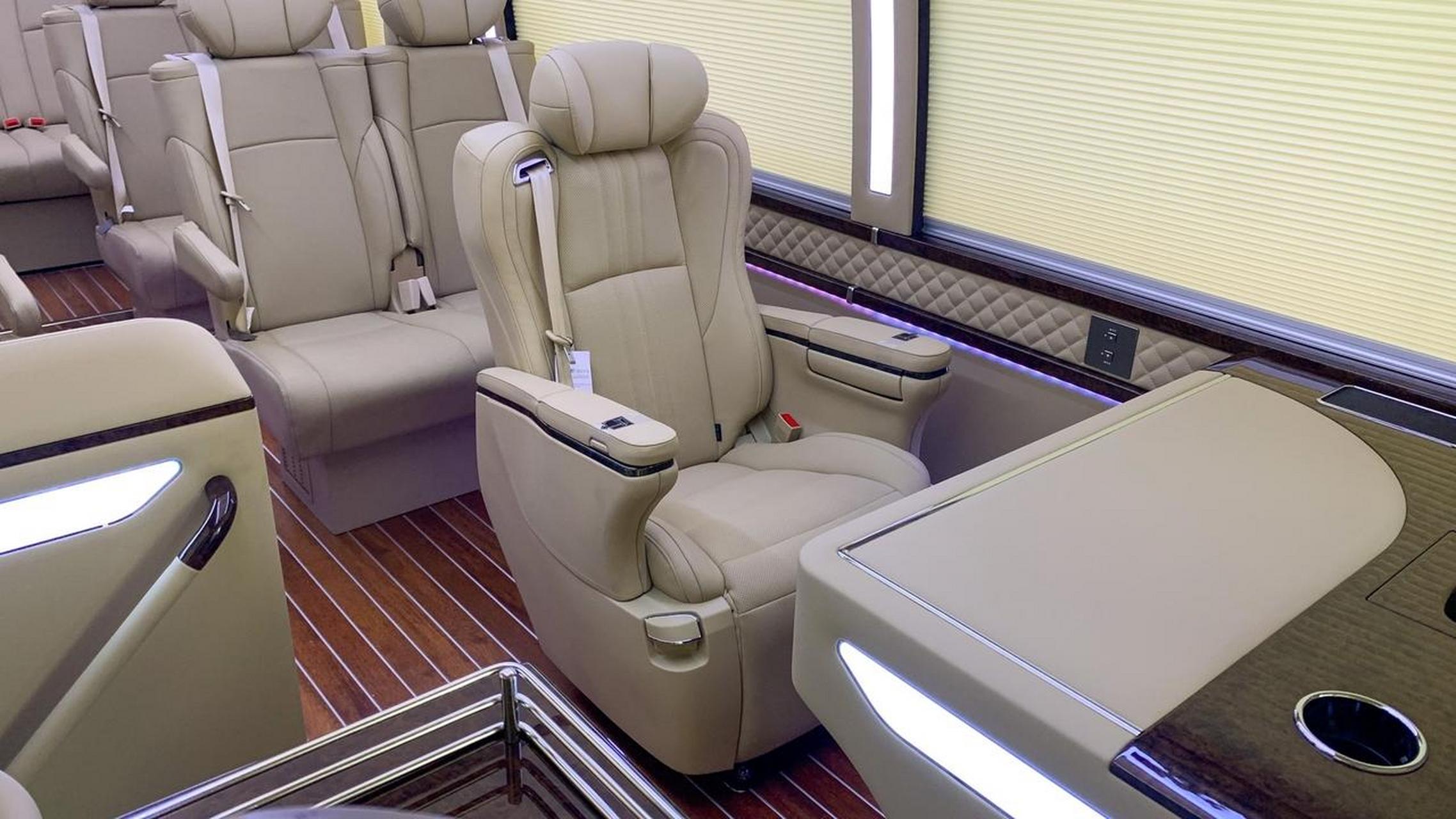 这个定义是一款面包车,我们可以通过内部的造型来展示他的独特性