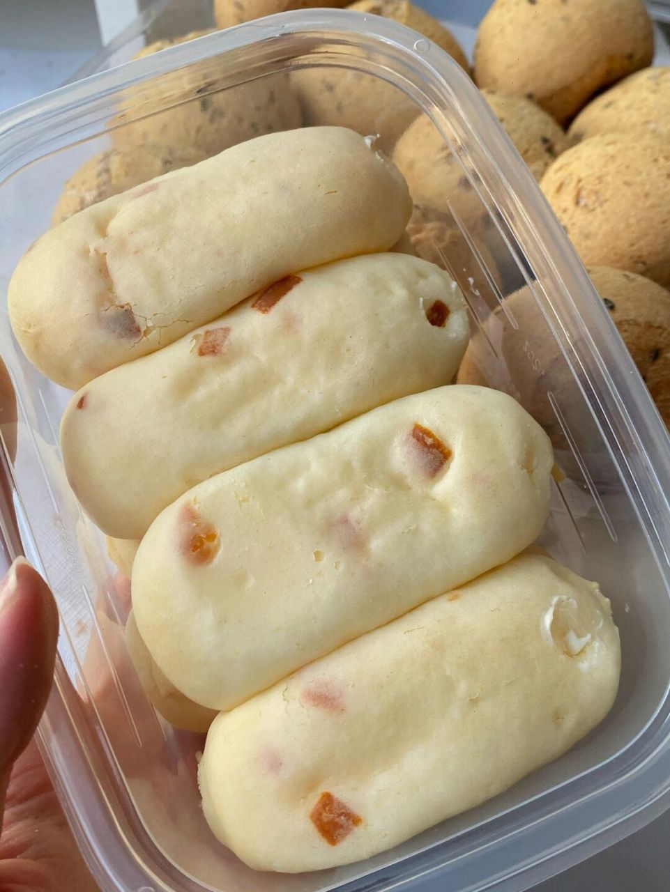 芝士麻薯条 麻薯是冰的关系不会很q 但是足够香足够有嚼劲 麻薯皮中间