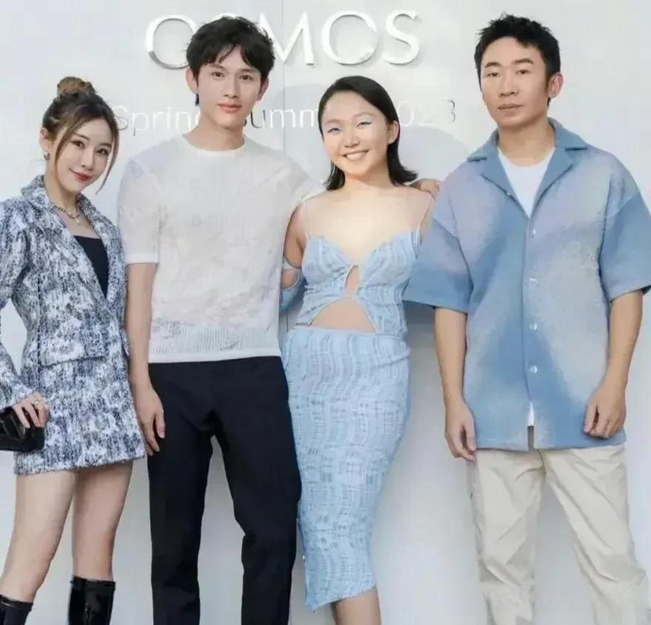 杨迪和辣目洋子合影笑得好勉强呀