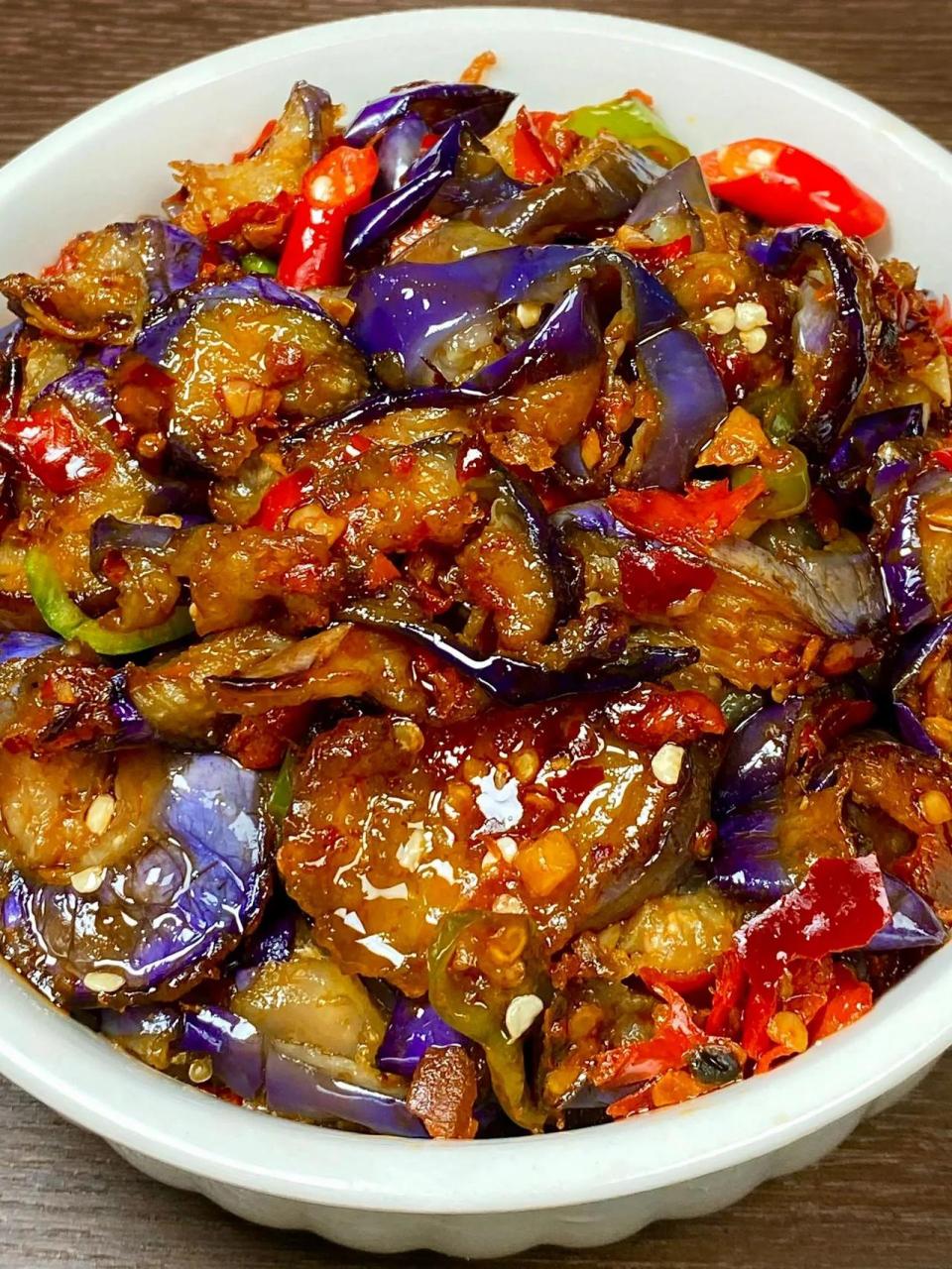 茄子里面加剁椒!保证你们多炫两碗饭!