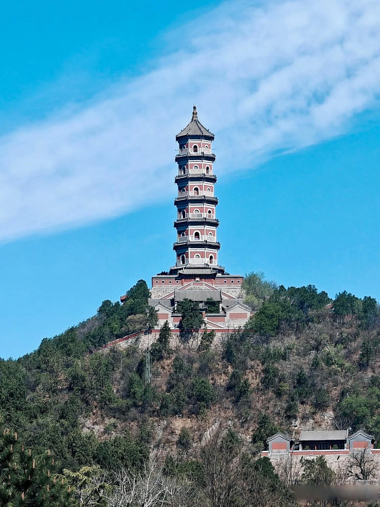 北京头条 蓝天白云下,玉峰塔高高耸立在玉泉山上,下面是一池碧水,塔影