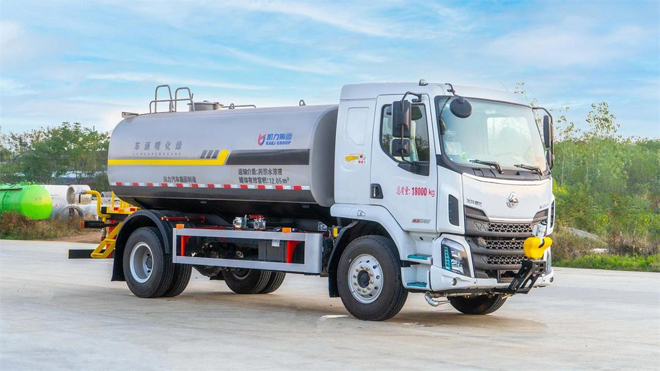 洒水车具有较好的静音性能,减少噪音污染.