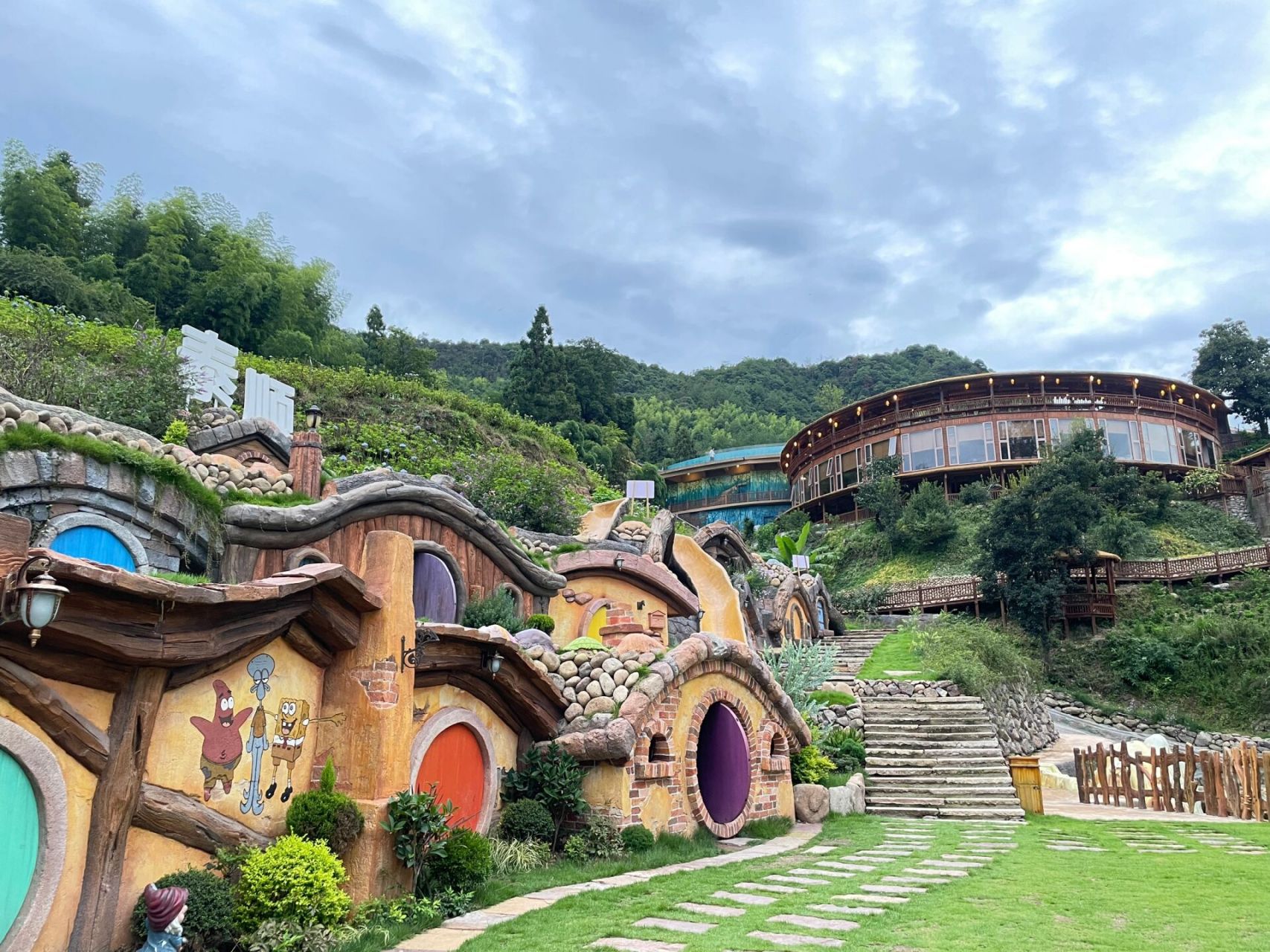 筱村公社 错过了绣球花的花期 不要在错过黄桃的采摘季哦 雨后的泰顺