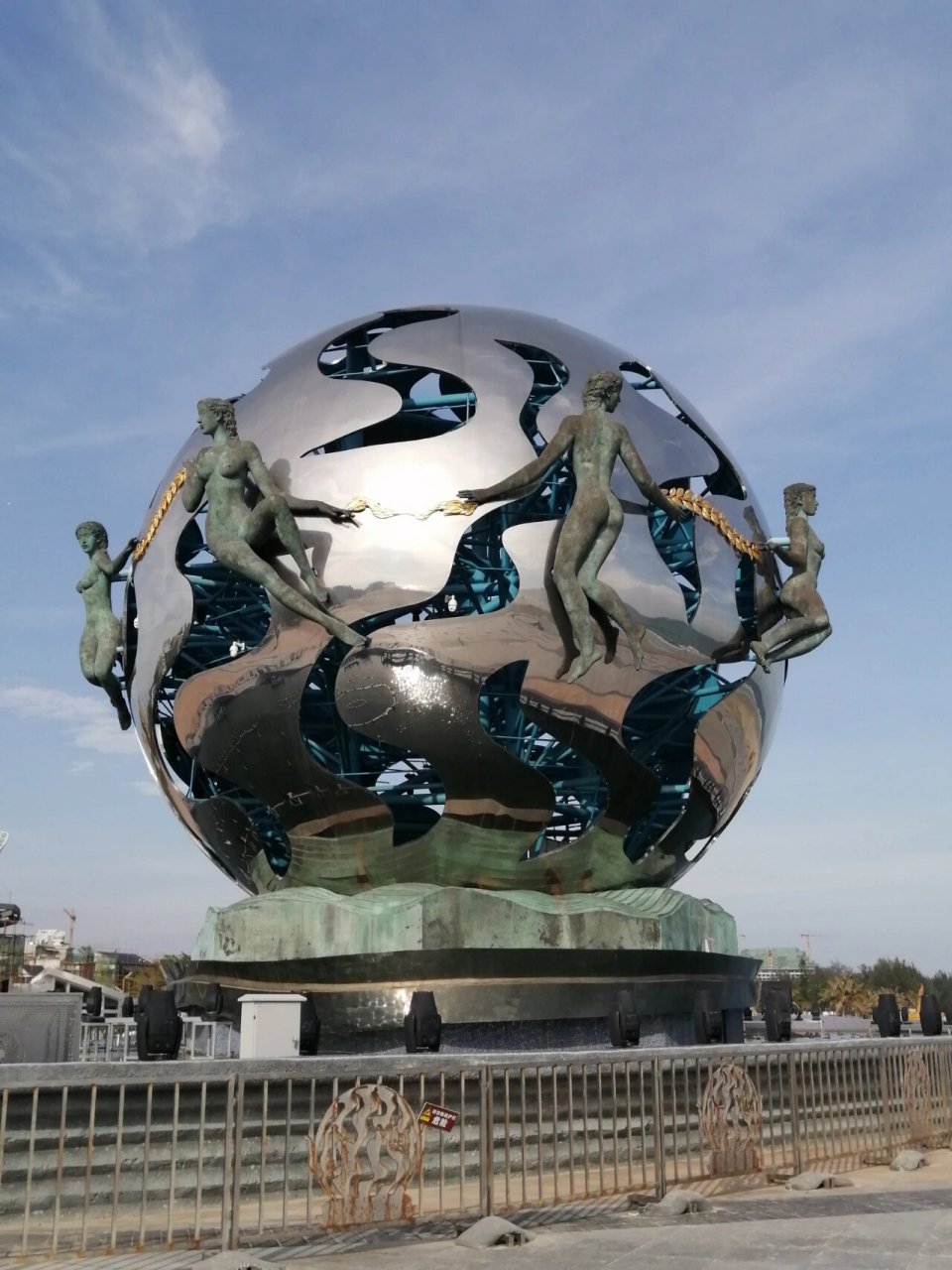 北海银滩的标志性建筑还是雕塑"潮",从各个角度看看,真是挺不错的.