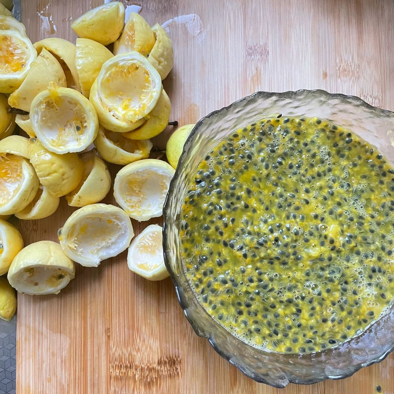 大家吃百香果时籽是直接咽还是嚼碎再吞咽 就在刚刚我把大概三个百香