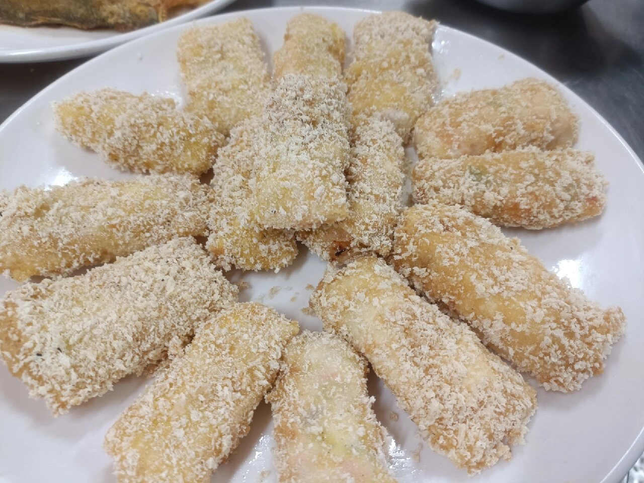 沙律海鲜卷 香甜可口 金黄酥脆 喜欢的下面