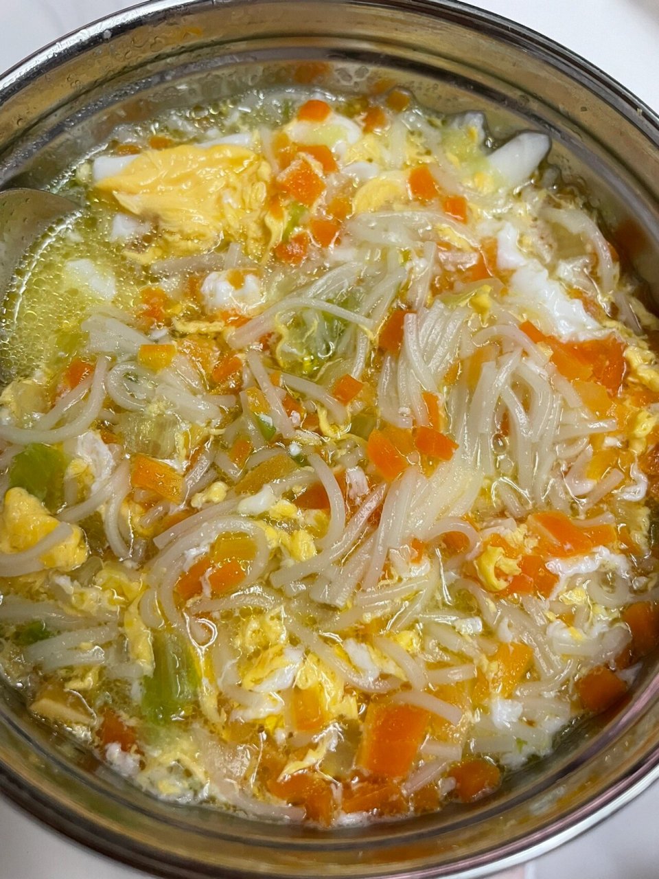 胡萝卜鸡蛋面 胡萝卜一块,面适量,鸡蛋一个,青菜一小片.