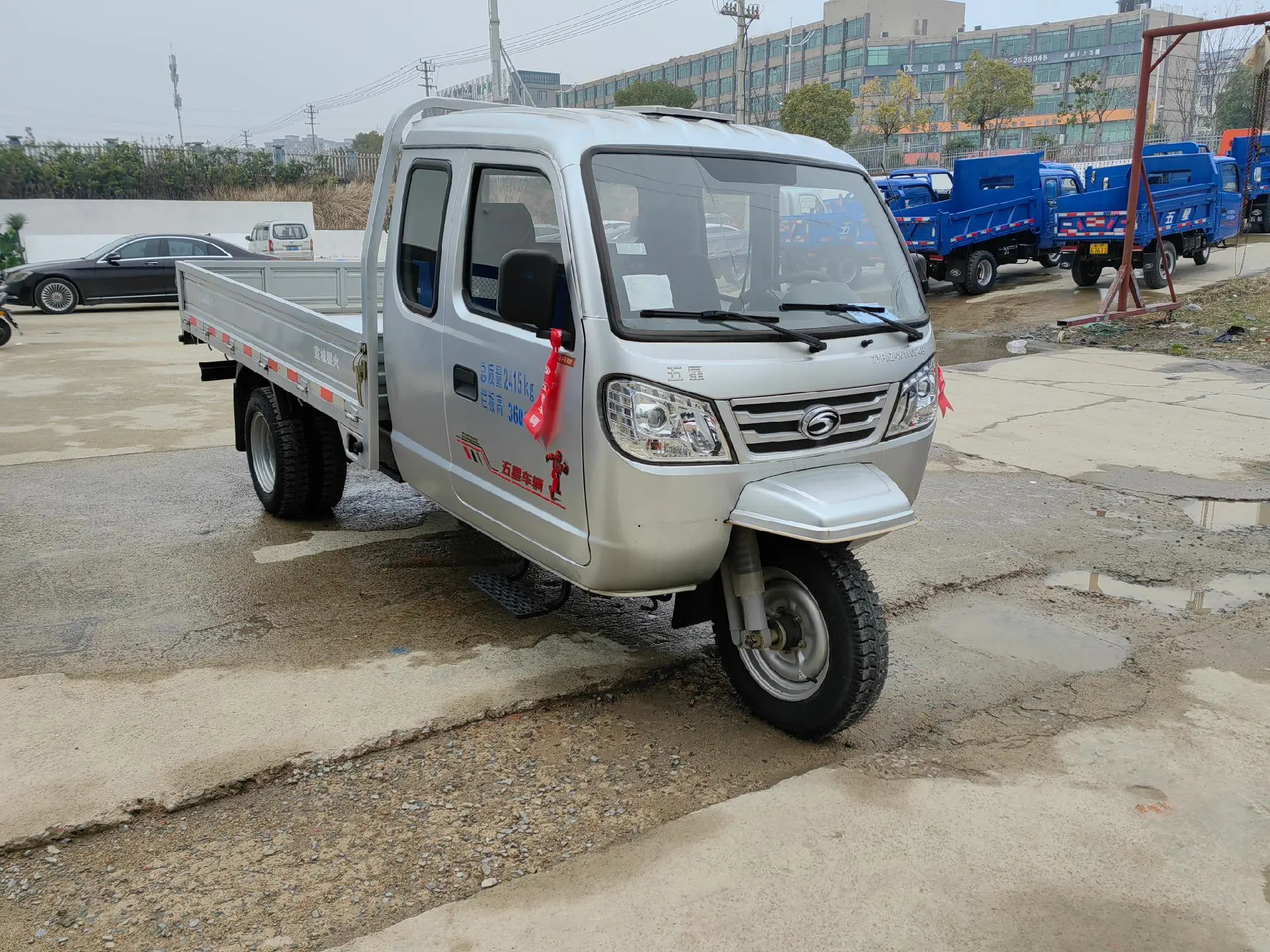 一台五星驭翔多缸平板三轮汽车