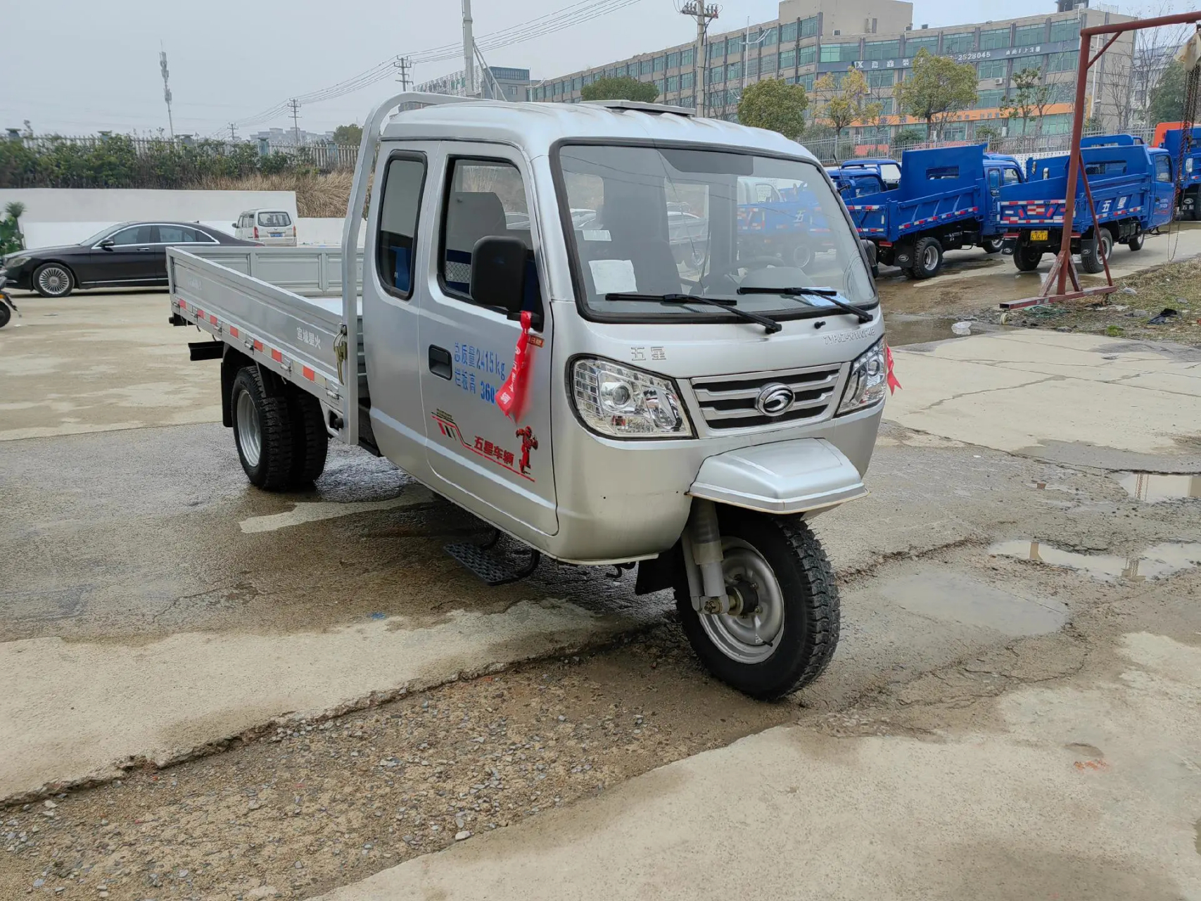 一台五星驭翔多缸平板三轮汽车