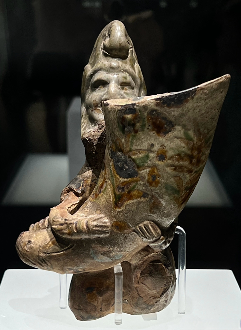 胡人抱角杯  四川省邛崃市邛窑遗址出土,四川大学博物馆藏.