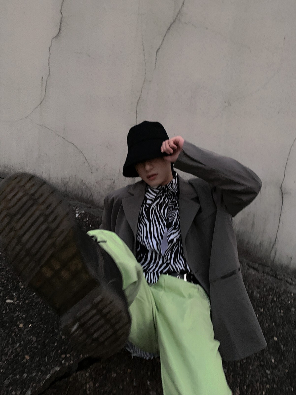 如何拍出酷酷的暗黑系照片 身着暗色调服饰应景 但是身上要有亮色避免