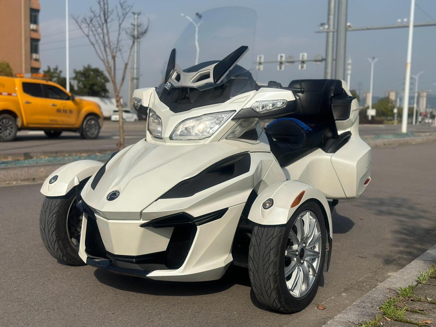 拿下14年庞巴迪倒三轮,新车40多万,排量1330cc,车况极品,安全行驶1万