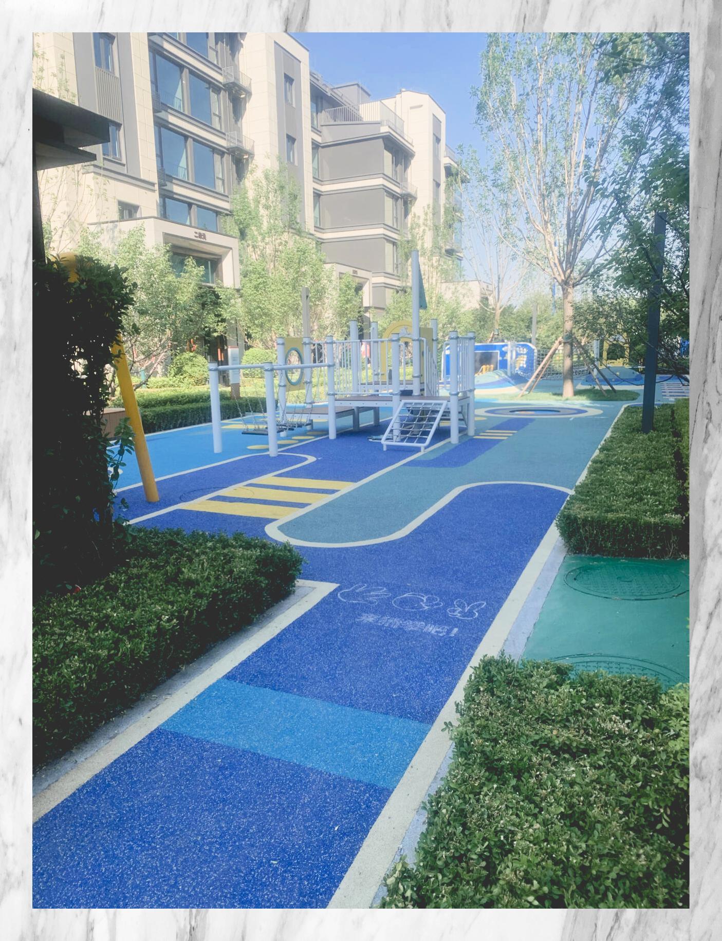 软软的塑胶的环形跑道