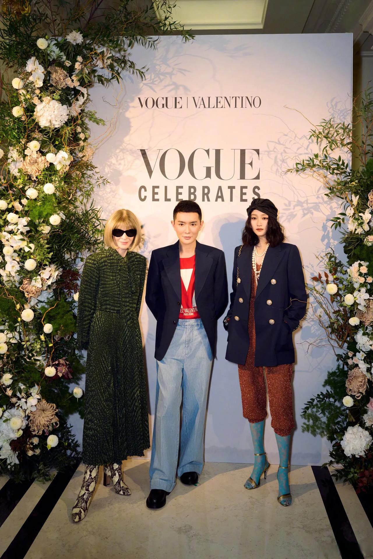 关晓彤分享巴黎聚会合照,黑色西装外套,搭配橘色连体衣,脚穿蓝色袜子