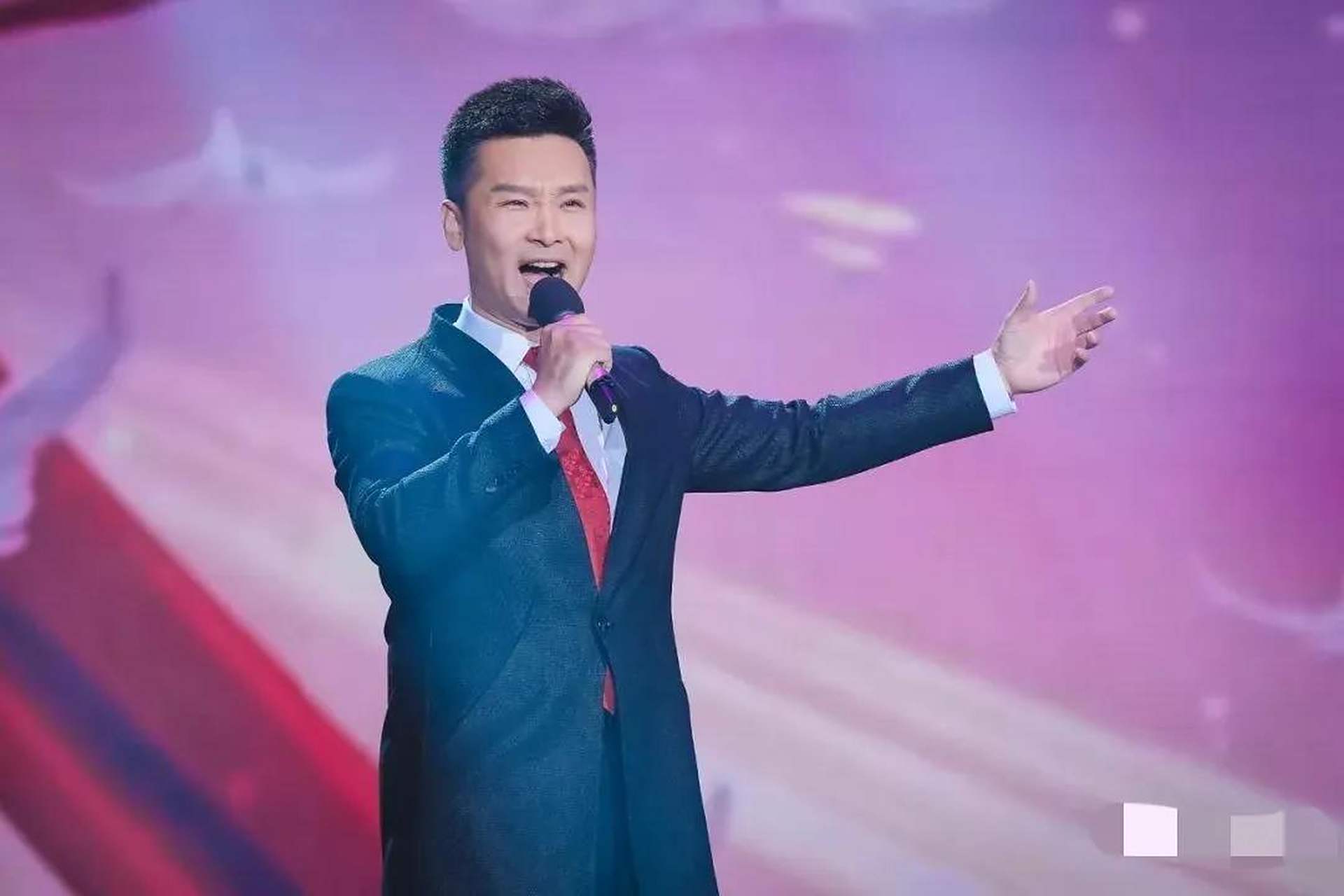 首先,刘和刚的音乐风格被认为缺乏创新和个性化.