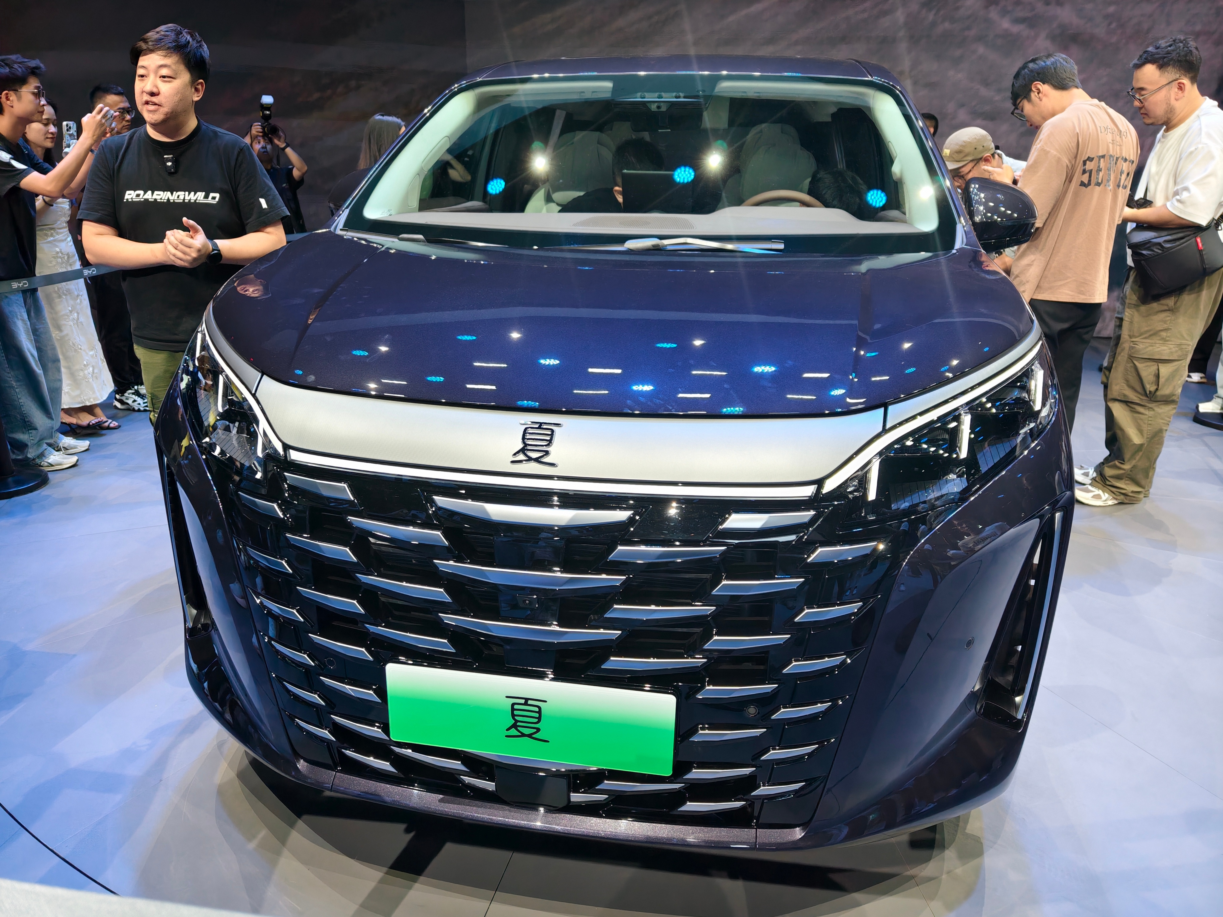 比亚迪王朝系列第一款mpv:夏! 里外里都是人,内饰没拍到!