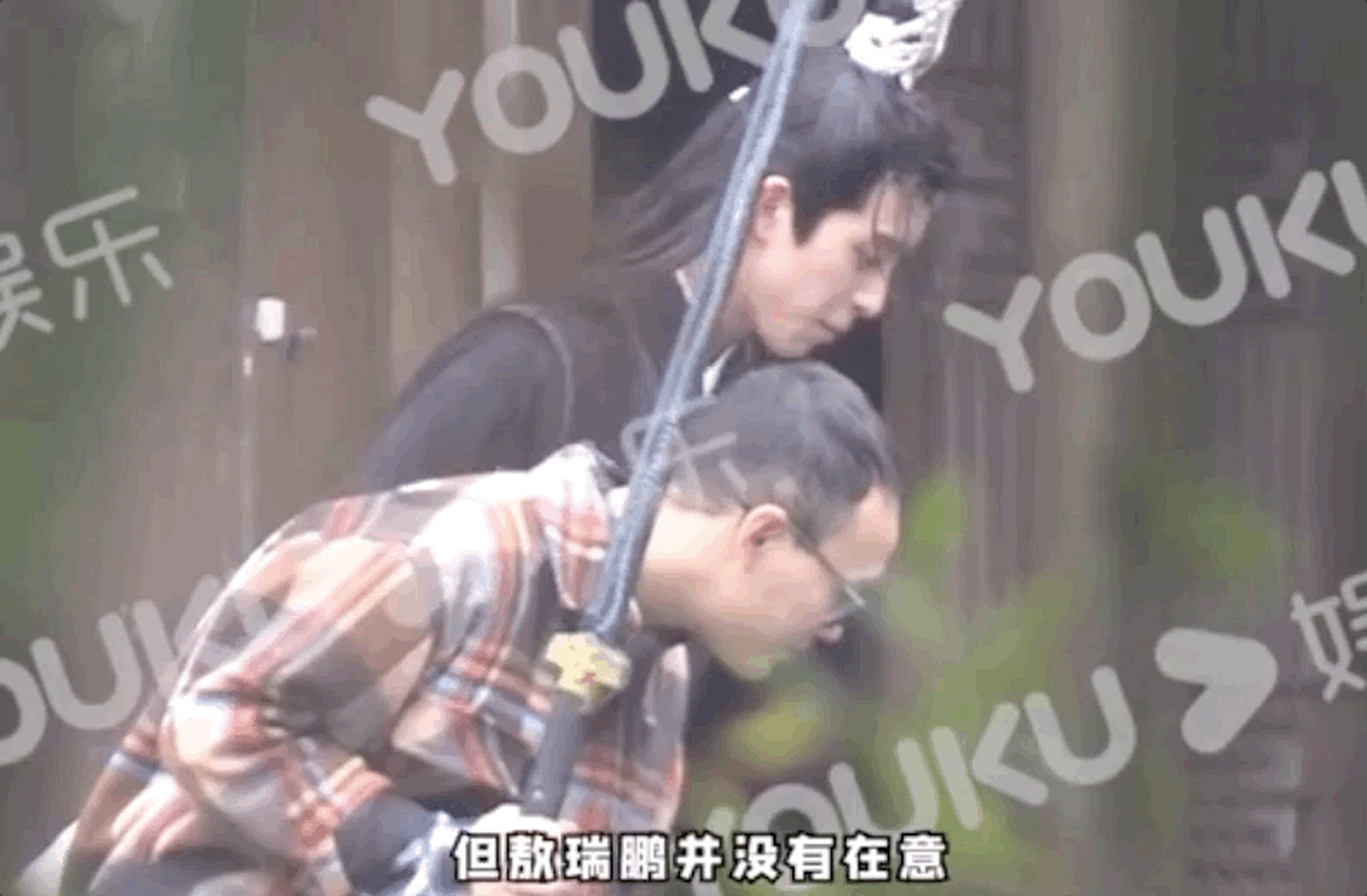 近日敖瑞鹏被拍到和助理一起来到湖边,他先是从塑