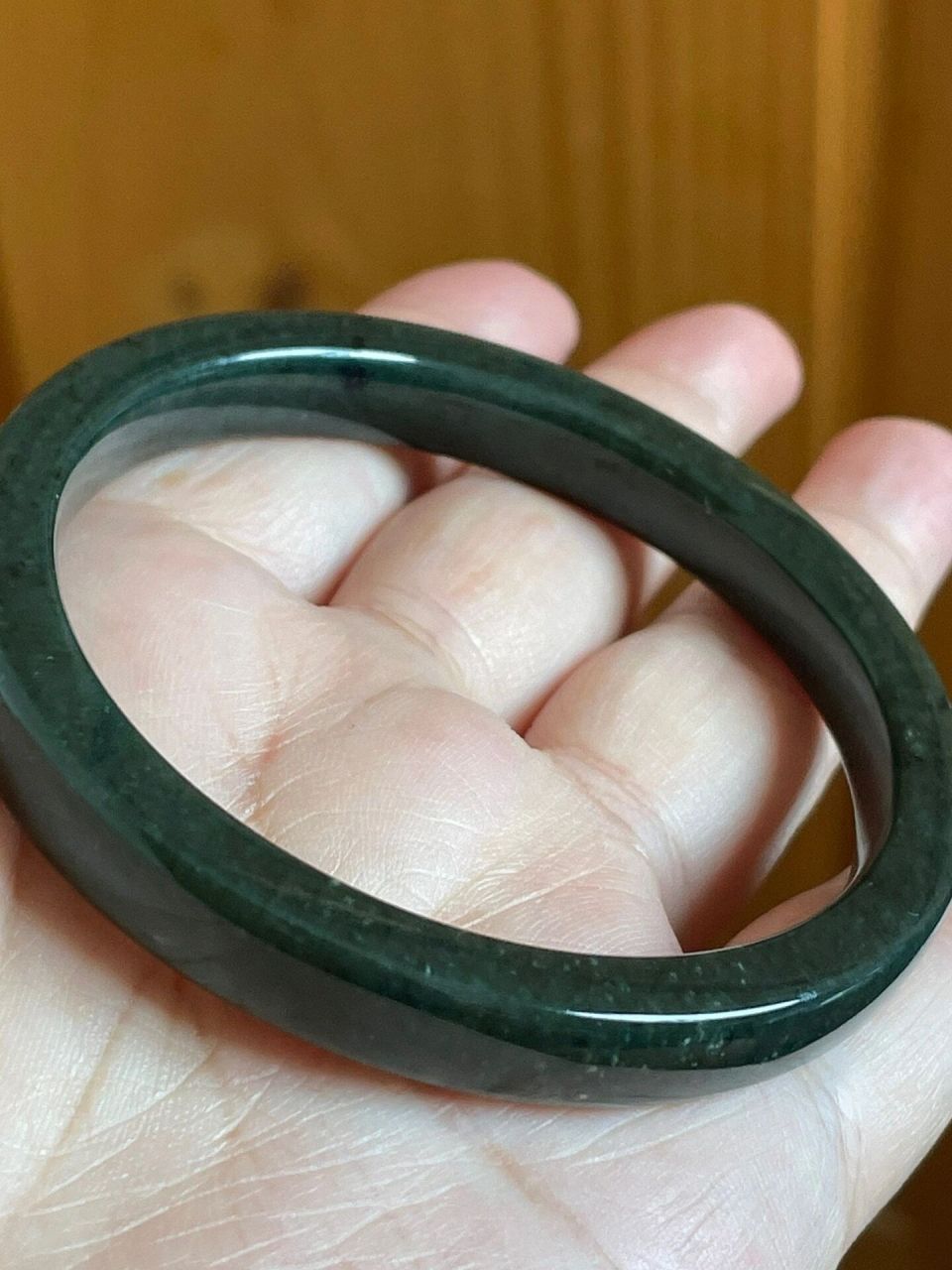 料子细度不错,深墨绿色,不发黑,完整光滑无裂纹,有少许白绵不明显