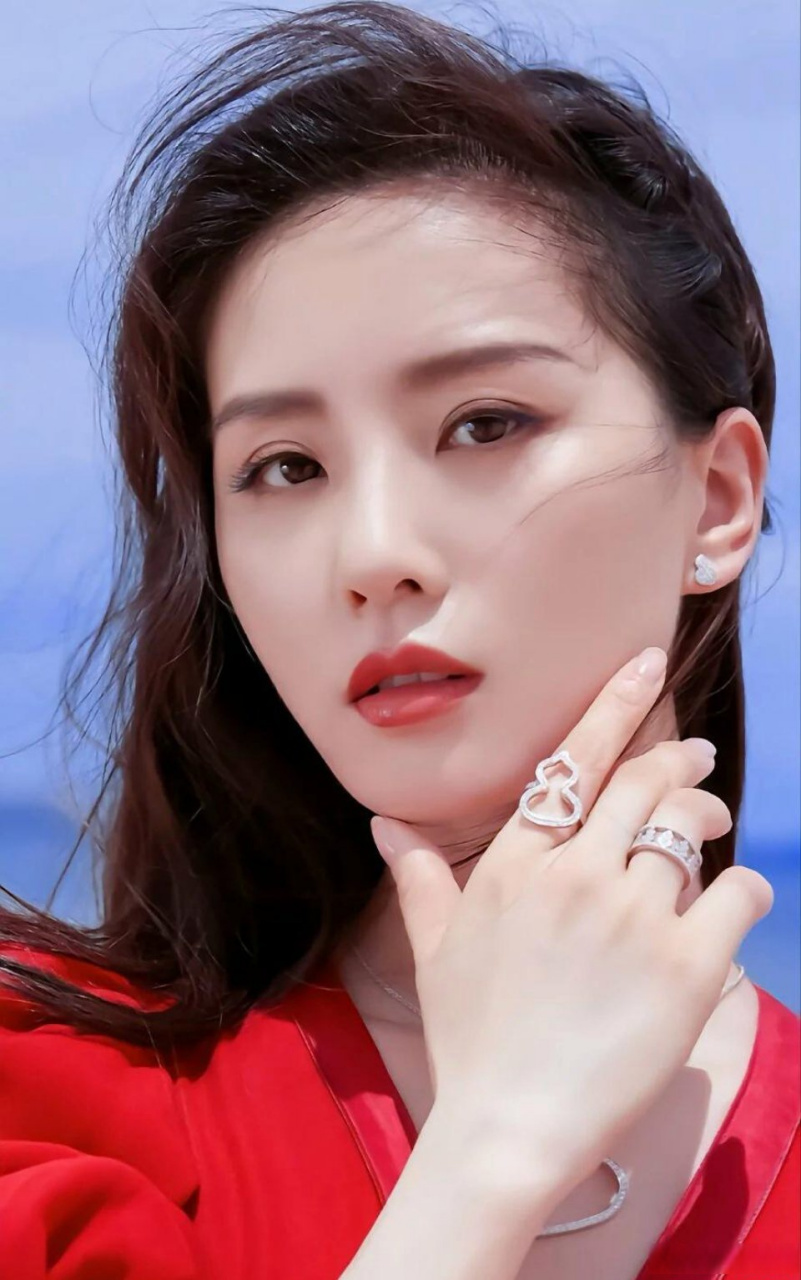 刘诗诗(原名刘诗施),1987年3月10日出生于北京市,中国内地影视女演员