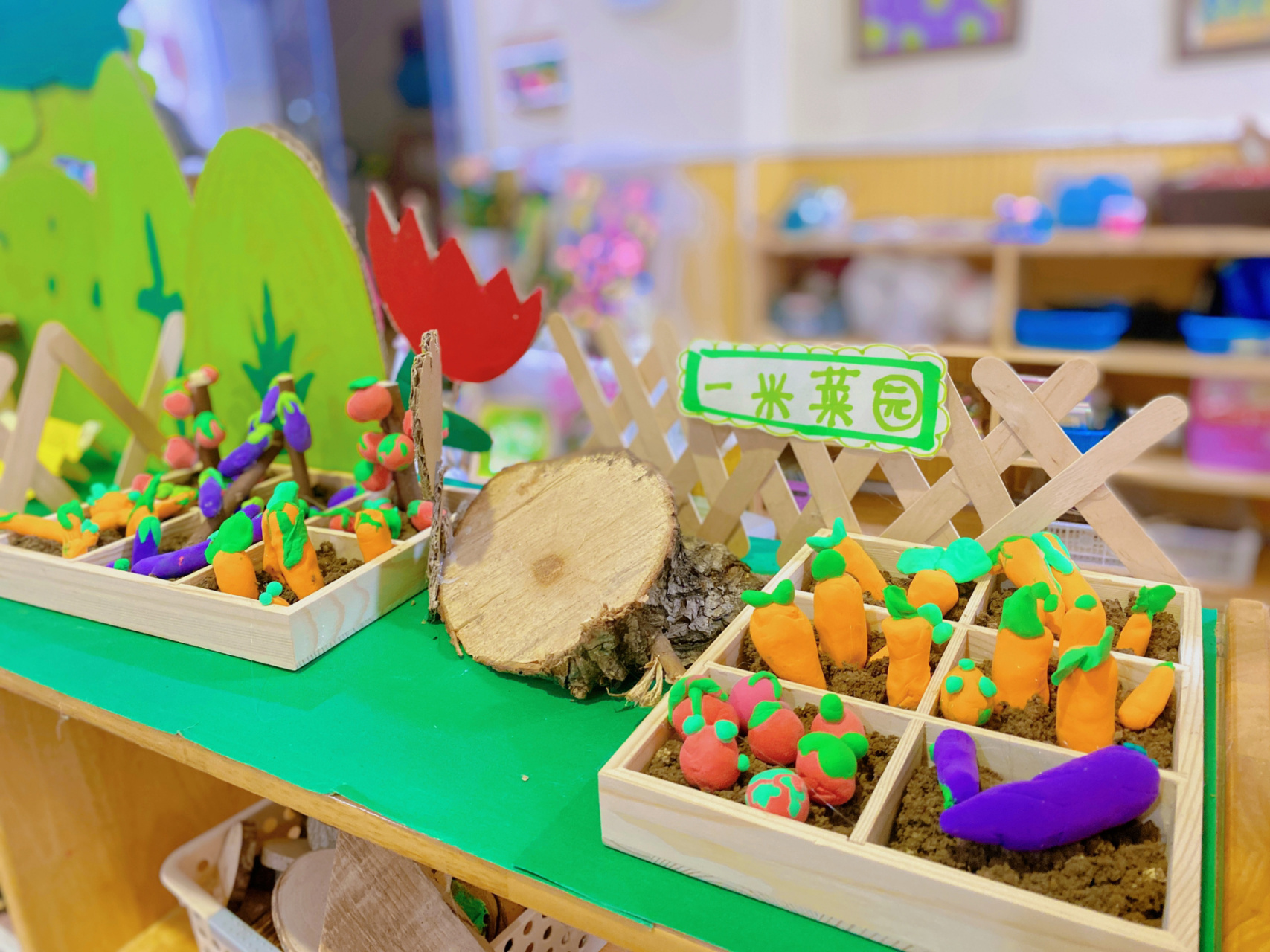 小班美工区班本课程,作品展示   小班主题课程"我才吃蔬菜"美工区作品