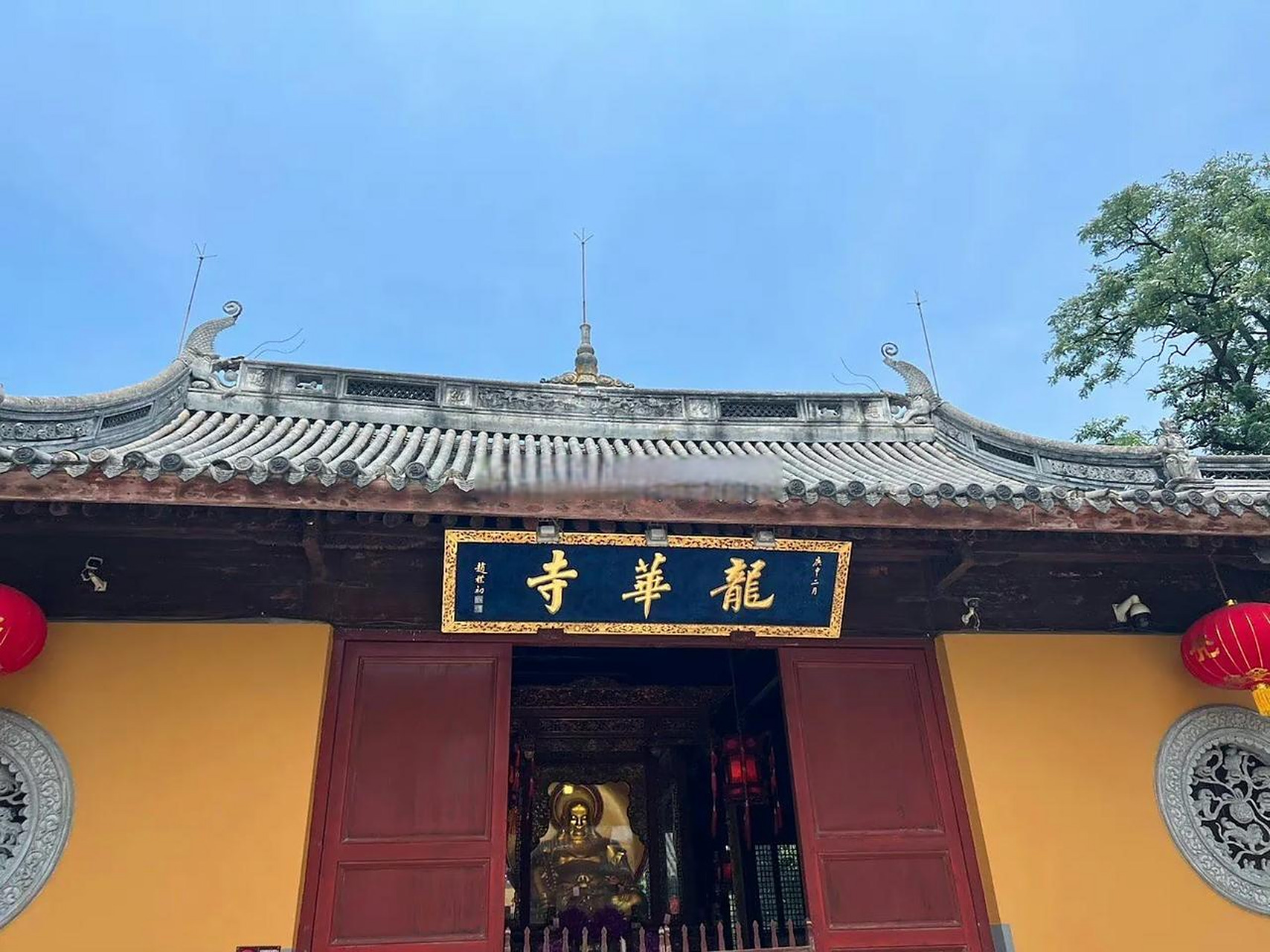 今天去上海龙华寺,变化好大,寺门大开,请香吃面全靠自觉,净素月饼每年