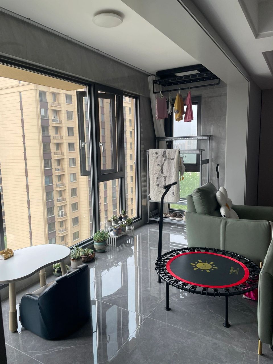 侧面晾衣服阳台整个空间就出来了 阳台侧面晾衣架