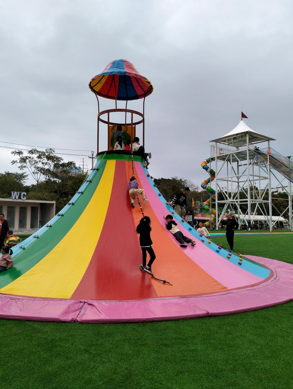 贵阳溜娃好去处 最近贵阳开了好多室外游乐场,今天来多彩欢乐谷.