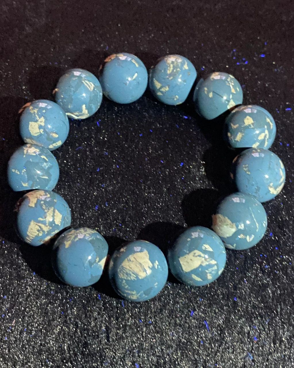 翳珀是一种黑色琥珀. 此手串珠径17.