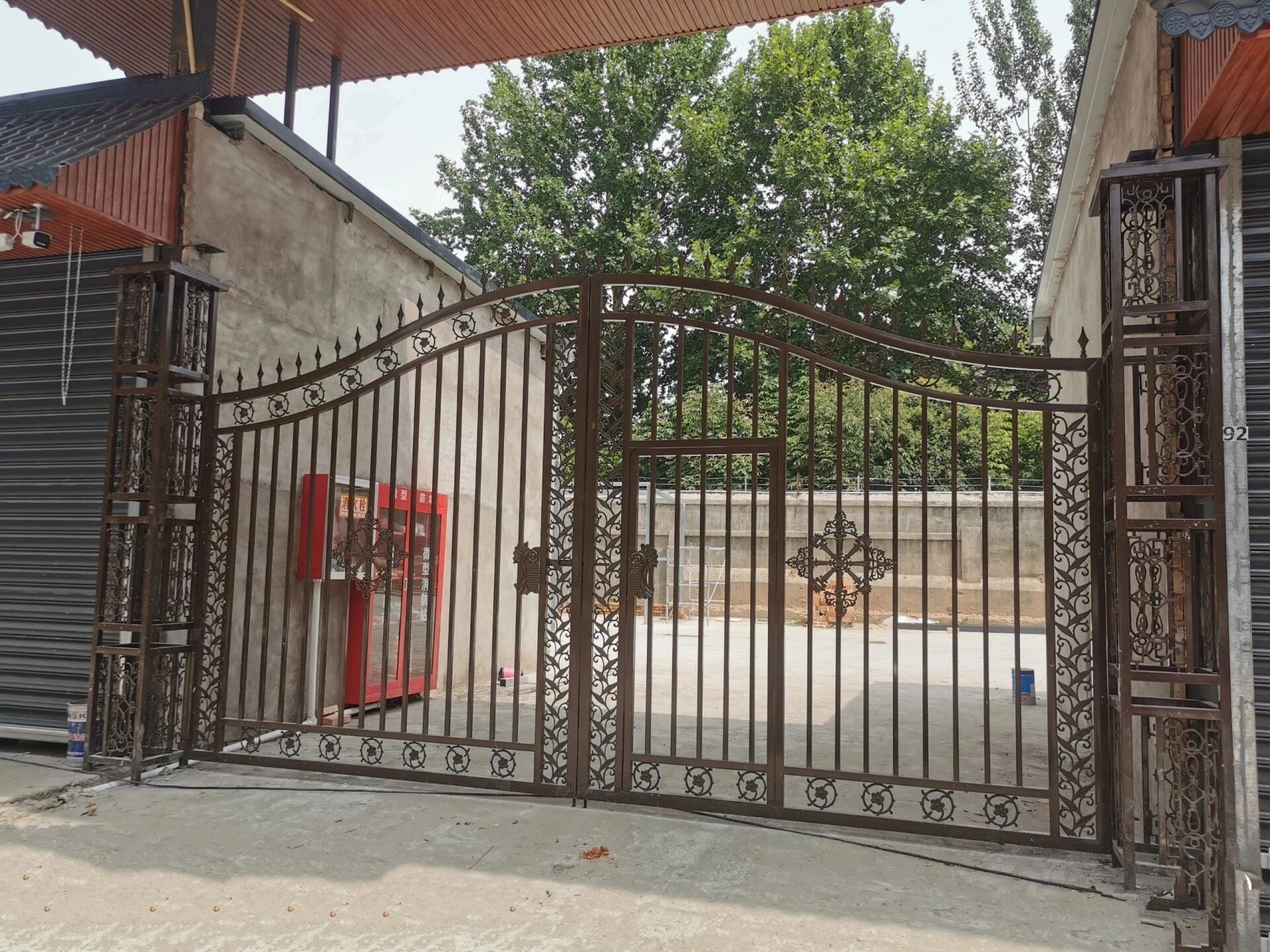 铁艺大门的简介