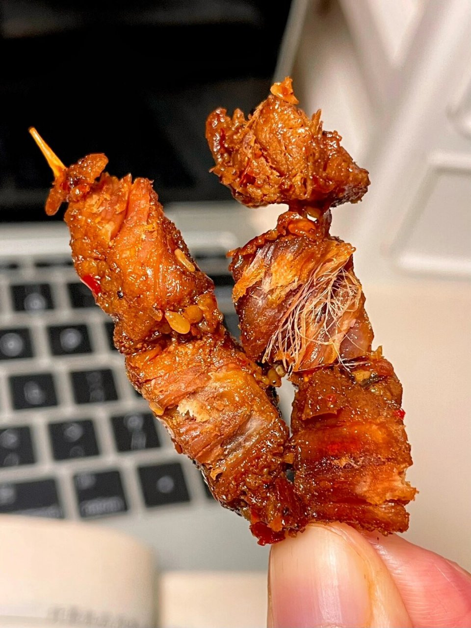 牛肉紧实hin有嚼劲,每一块都裹满了芝麻和辣椒籽,好入味儿～香香辣辣