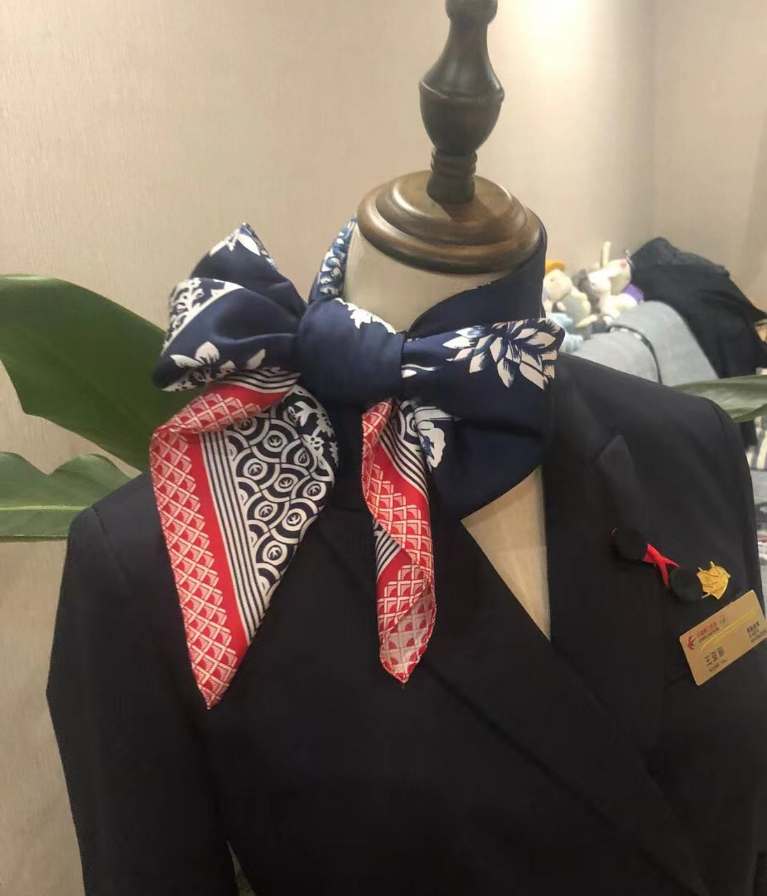 全球空姐制服赏析之东方航空乘务长制服 东航的这款制服是一款经典