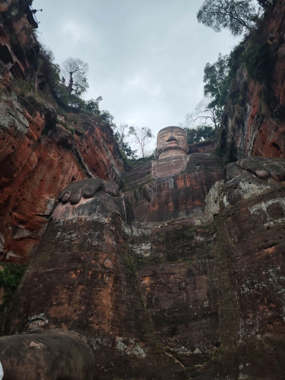 關於樂山大佛景區存放行李的問題 可以在遊客服務中心存包,存包處就在