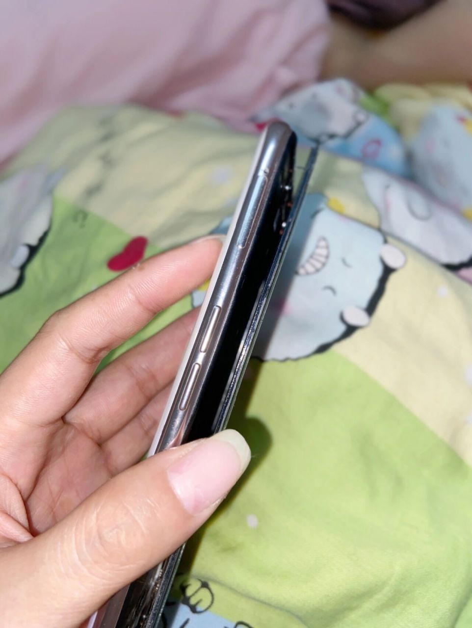 oppo手机屏幕和主机的分离了[笑哭] oppo手机屏幕和主机的分离了 你们